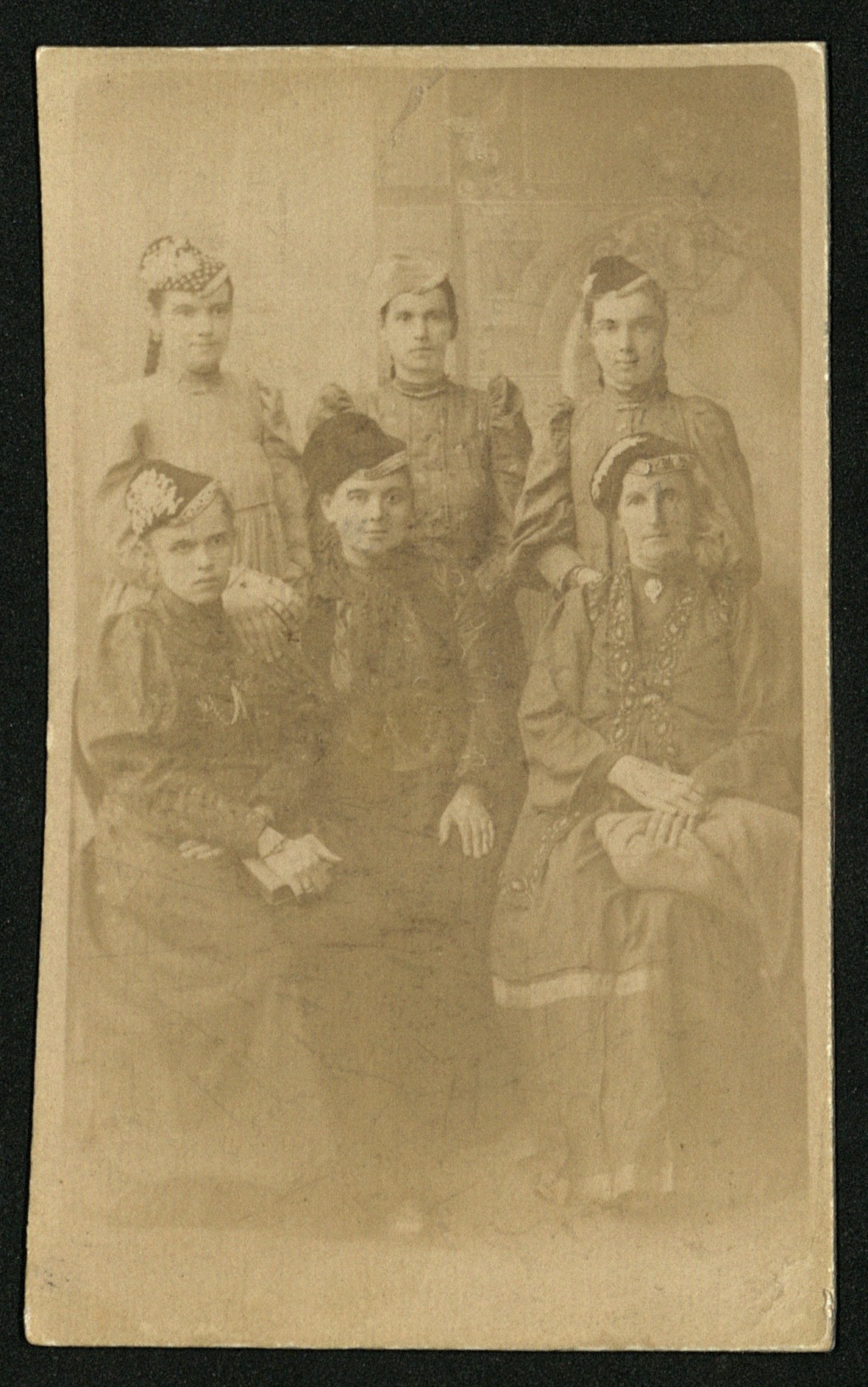 Портреты Бибигайши и Майшан Терегуловых