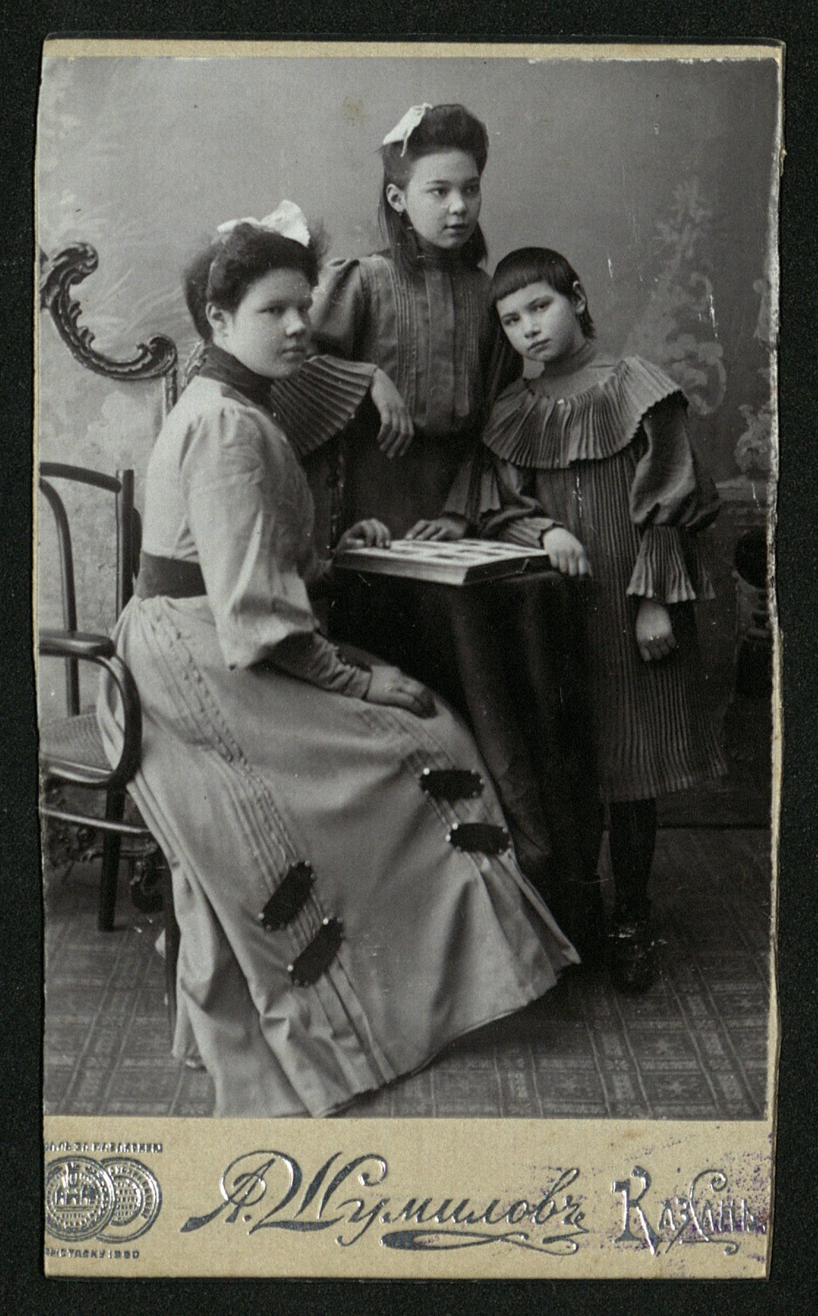 Портрет Мадины и Рабиги Терегуловых с няней