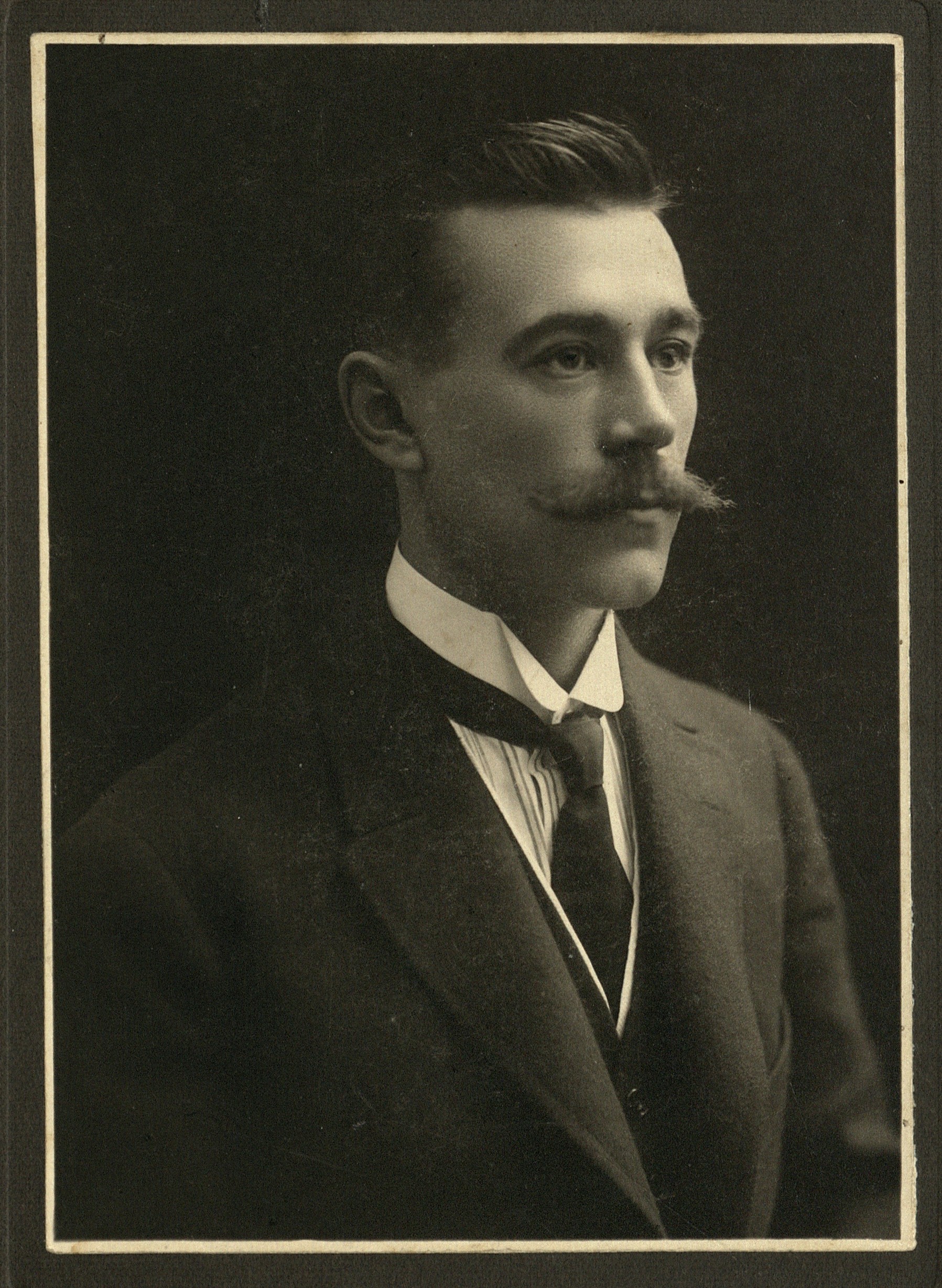 Портрет Искандера Курамшина