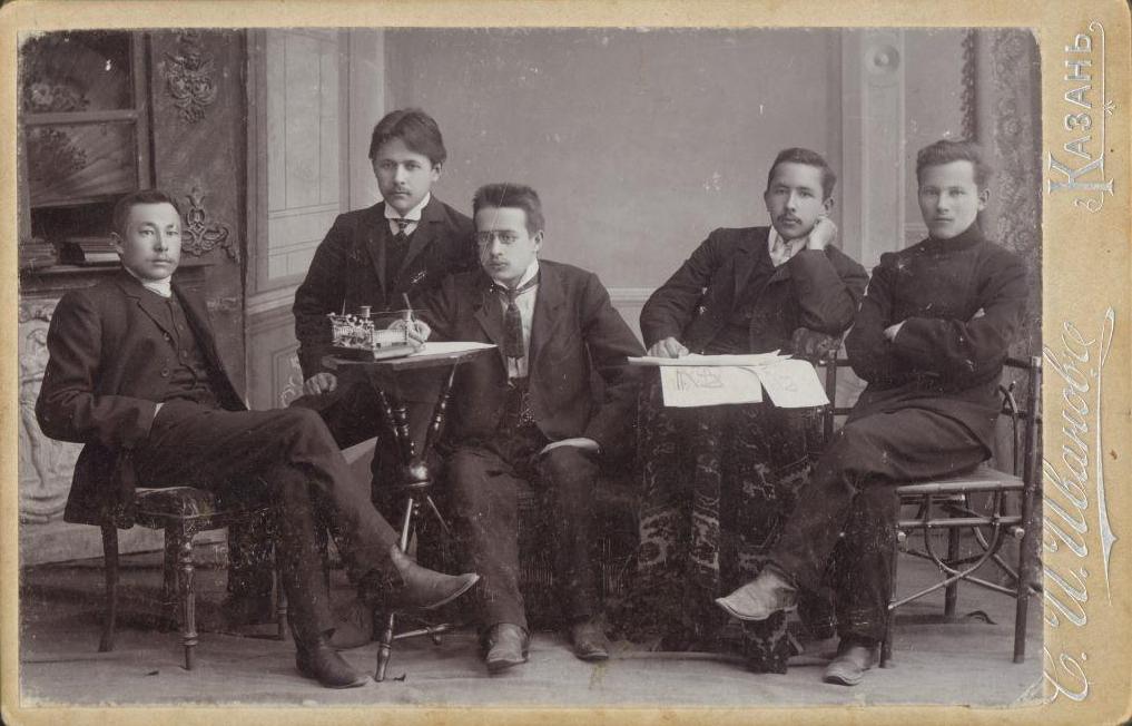 Габдулла Тукай среди членов редколлегии газеты "Аль-Ислах".