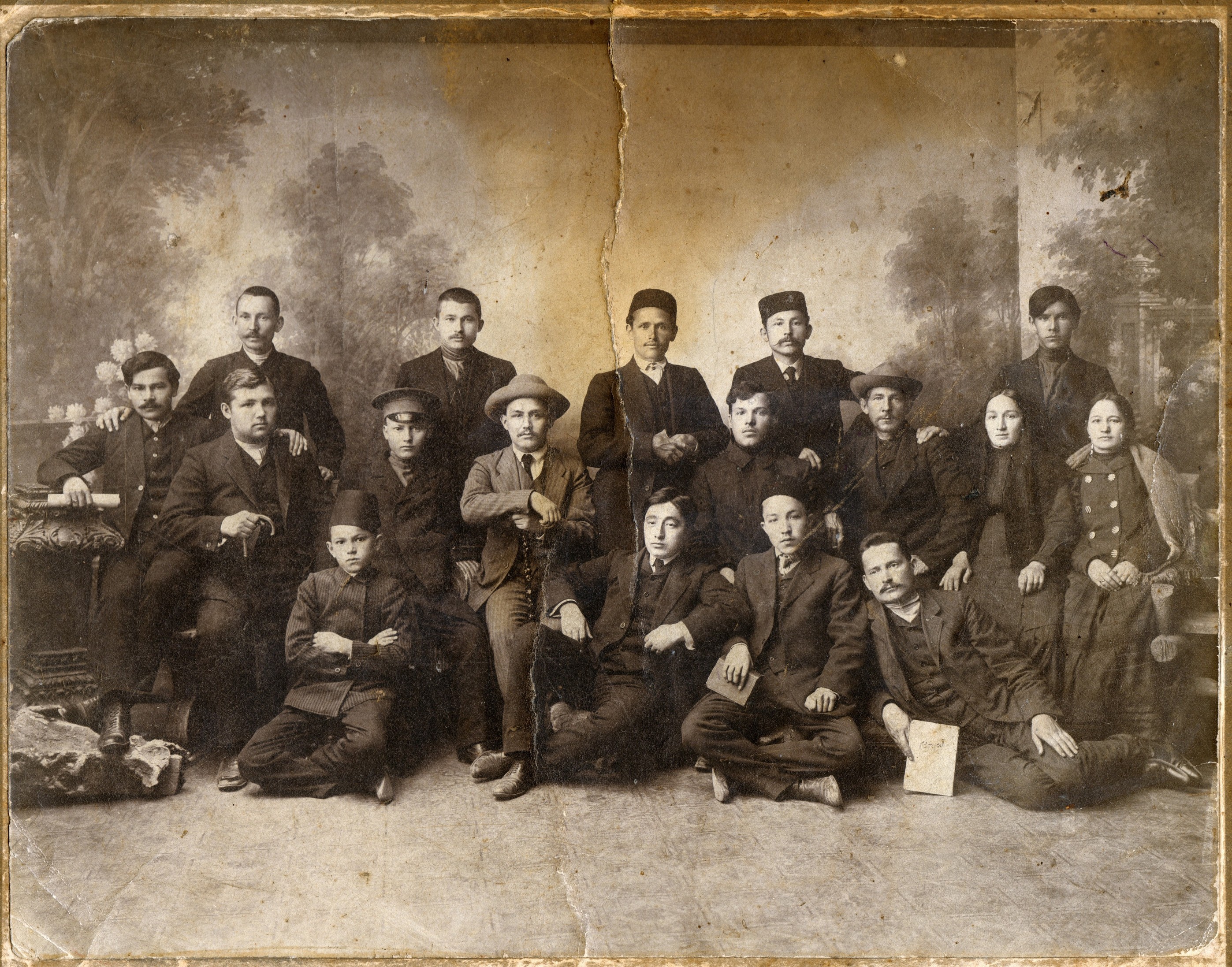 Групповая фотография татарского драматического кружка