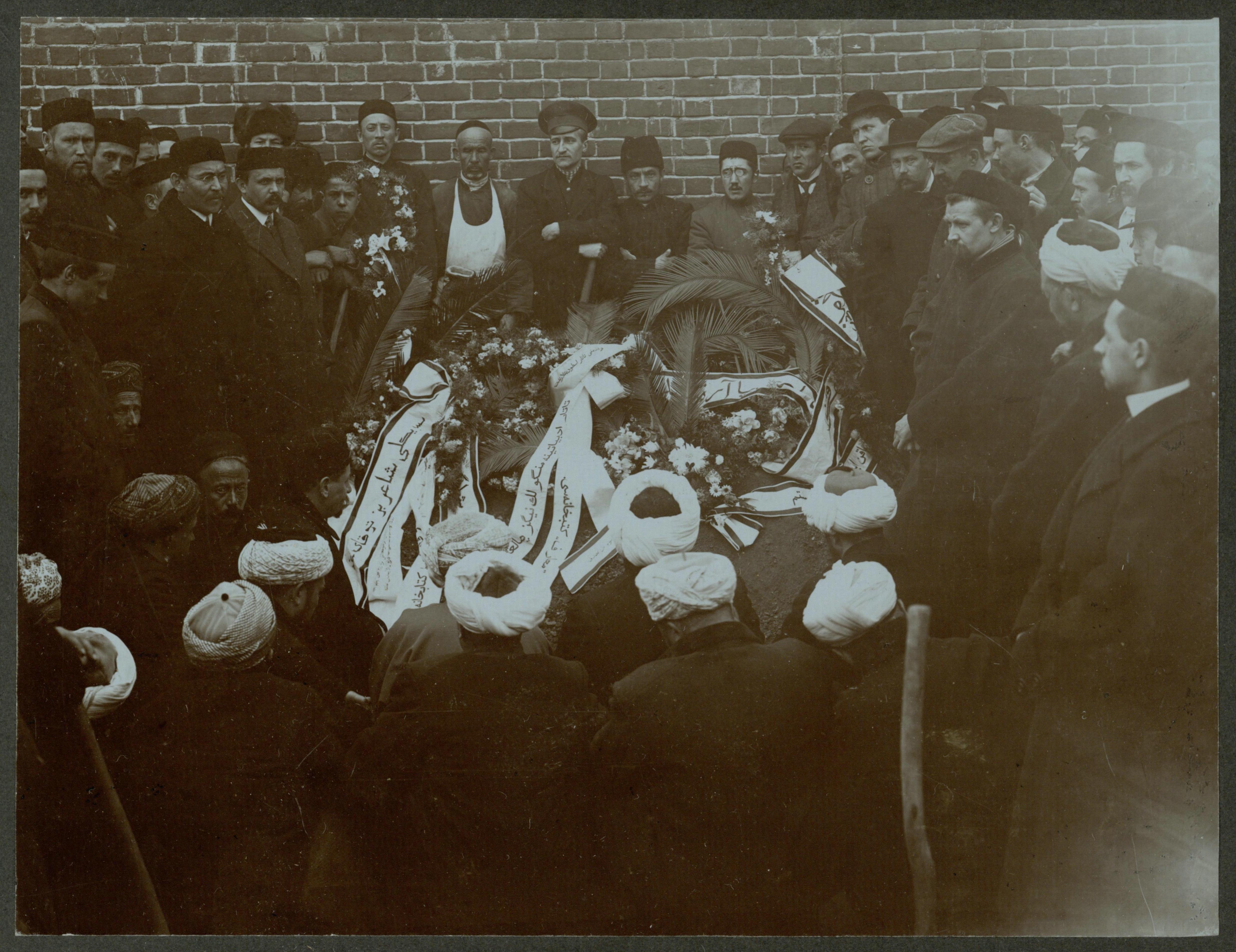 Похороны Г.Тукая. Муллы, читающие молитву на мусульманском кладбище