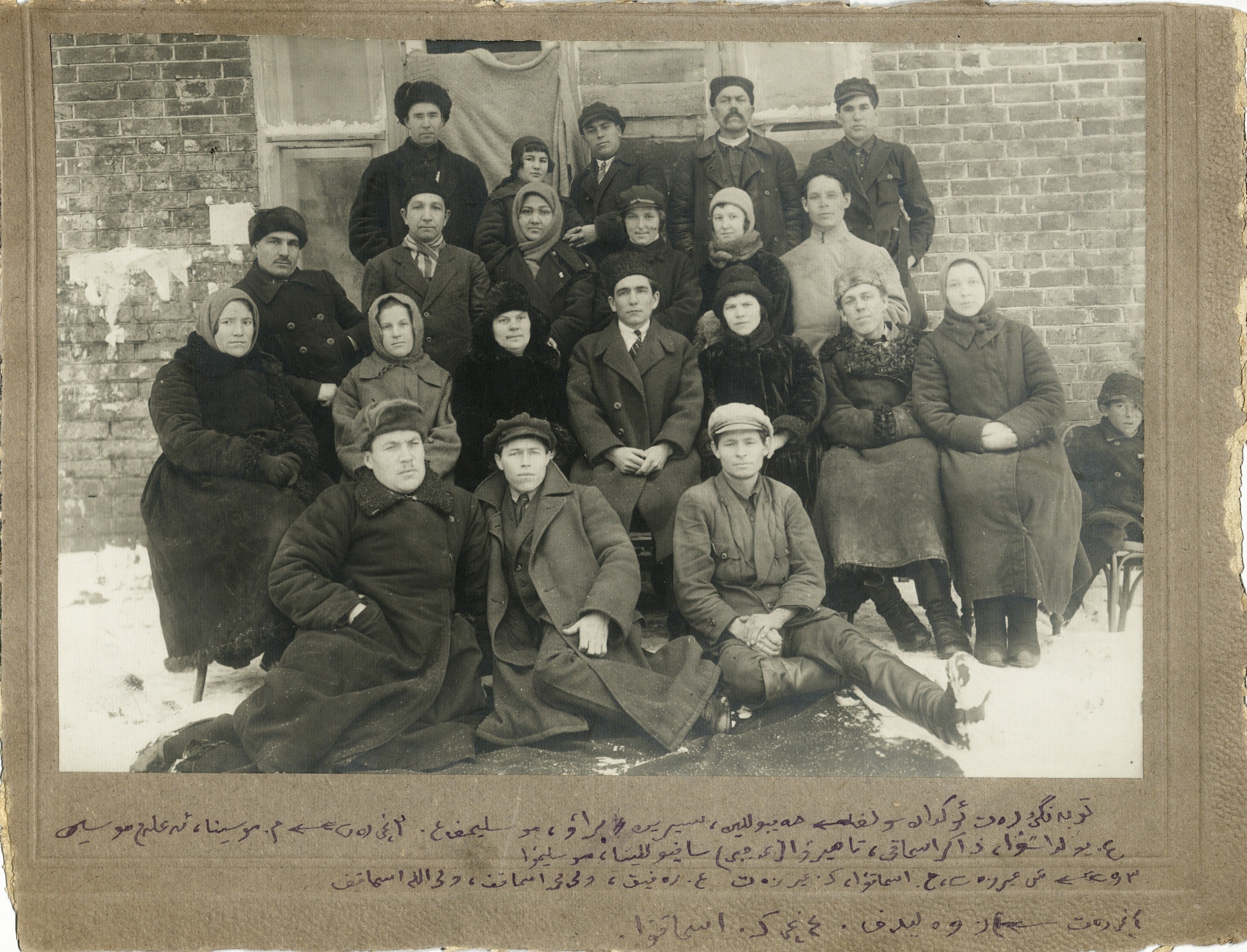 Коллективный снимок артистов Бугульминского любительского театра с членами комиссии по проведению 20 - летнего юбилея татарского театра