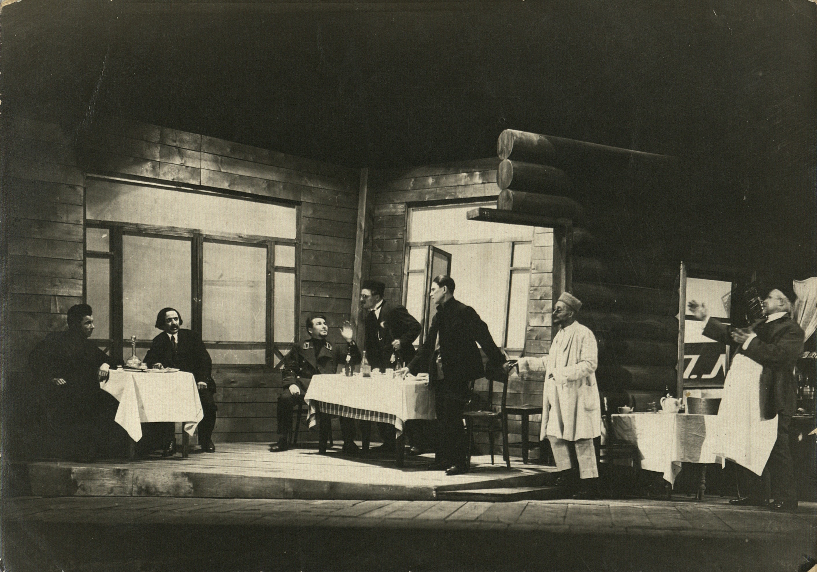 Сцена из спектакля "Первые цветы" ("Беренче чәчәкләр")