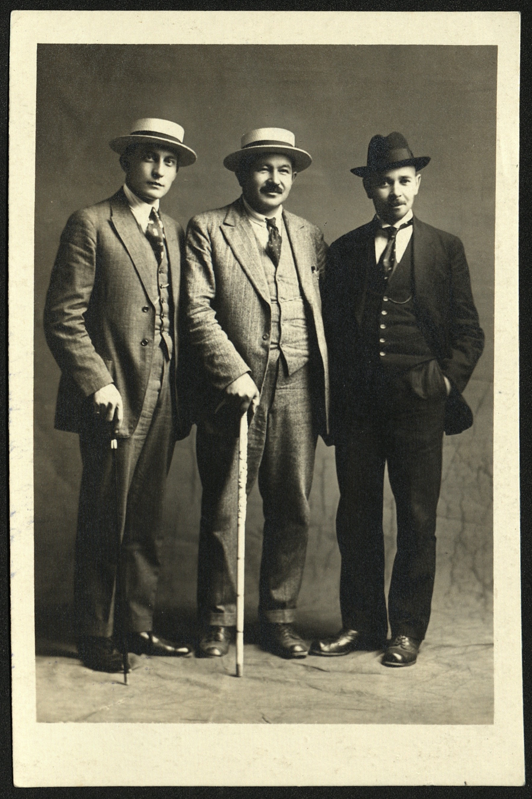 Г.Исхаки с товарищами