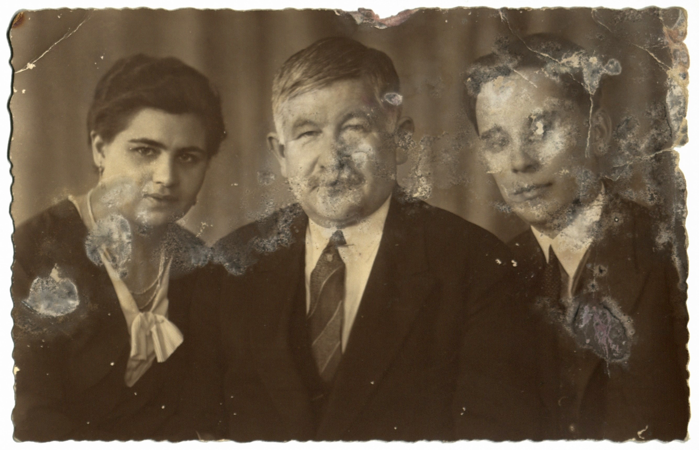 Г.Исхаки с дочерью Сагадат и ее мужем Тахиром Чагатаем