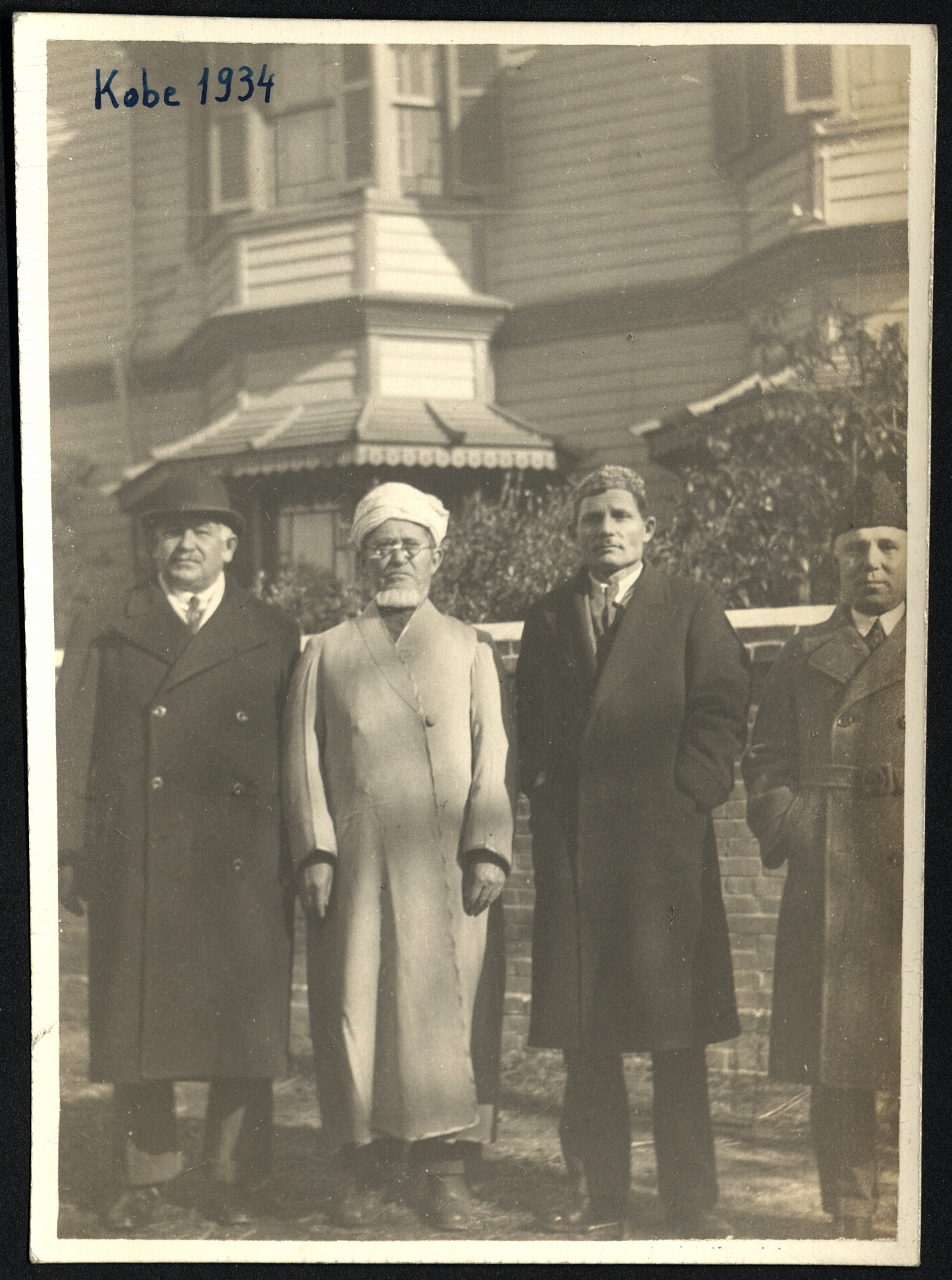 Гаяз Исхаки с татаро-мусульманской общиной г. Кобе 