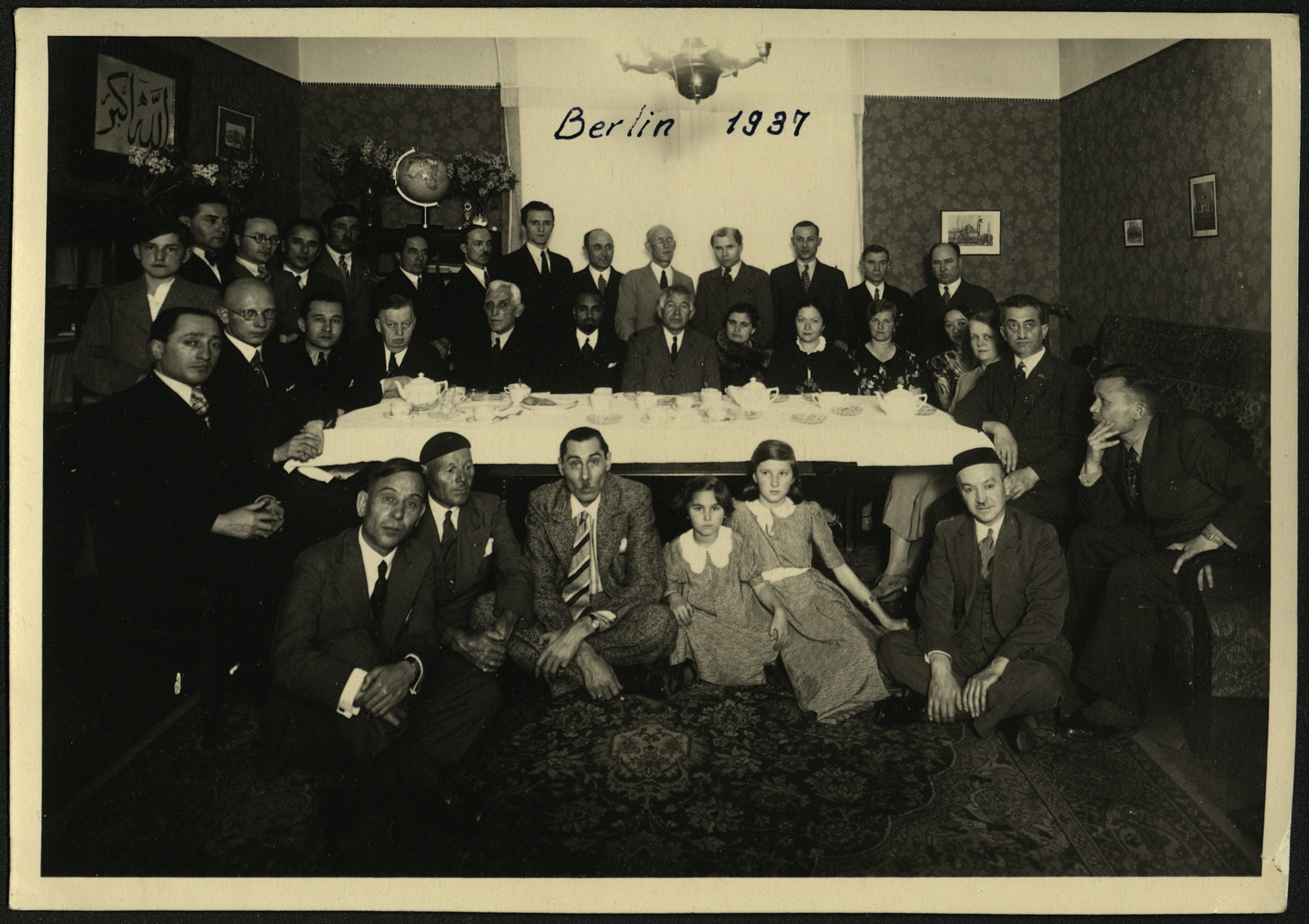 Г.Исхаки с дочерью Сагадат на одном заседании