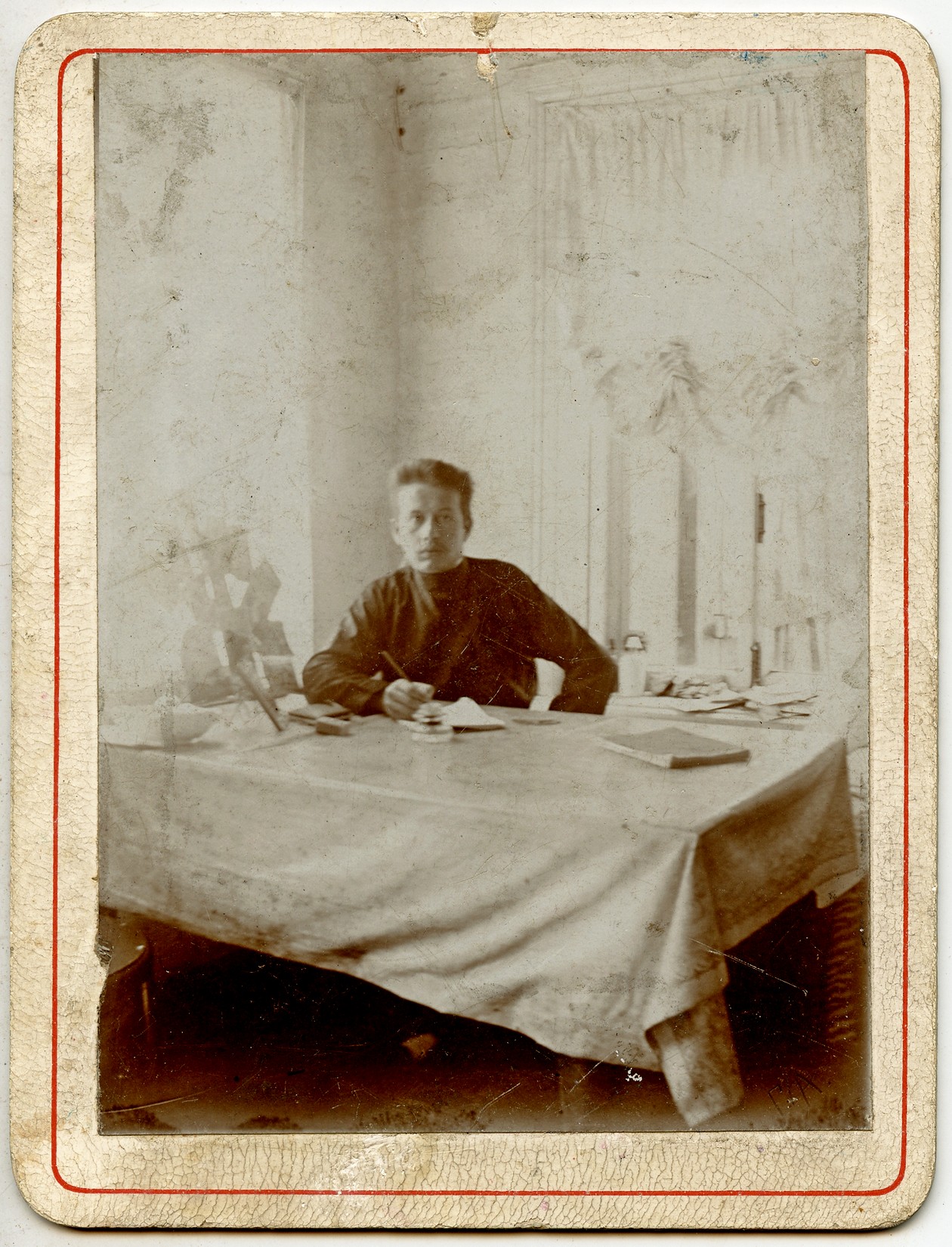 Ф. Амирхан в рабочем кабинете 