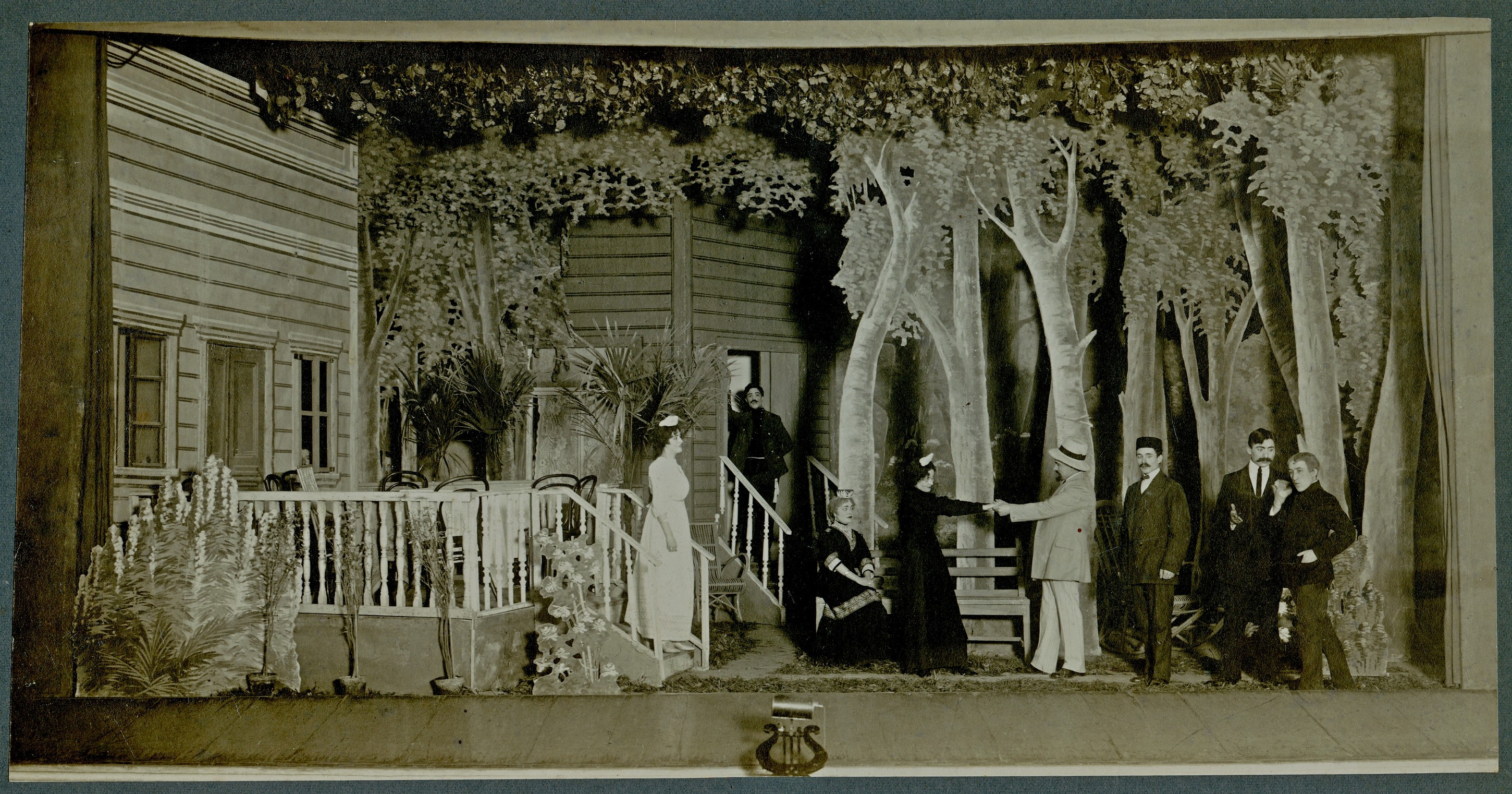 Фрагменты постановки пьесы Ф. Амирхана «Тигезсезләр» («Неравные») 