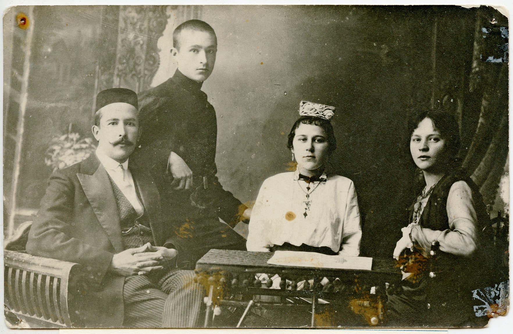 Ибрагим Амирханов с родственниками