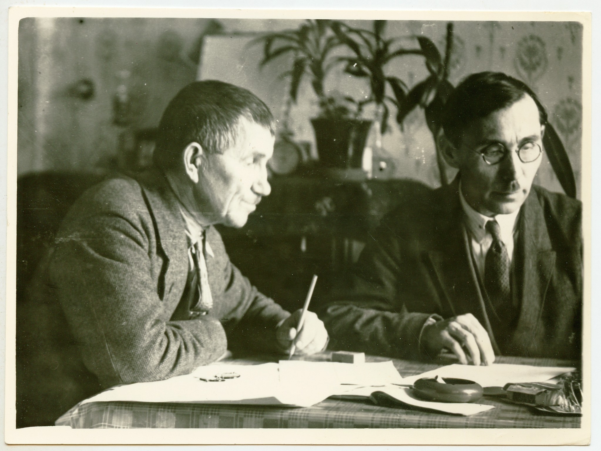 Г.Алпаров и Х.Галеев за работой над учебником