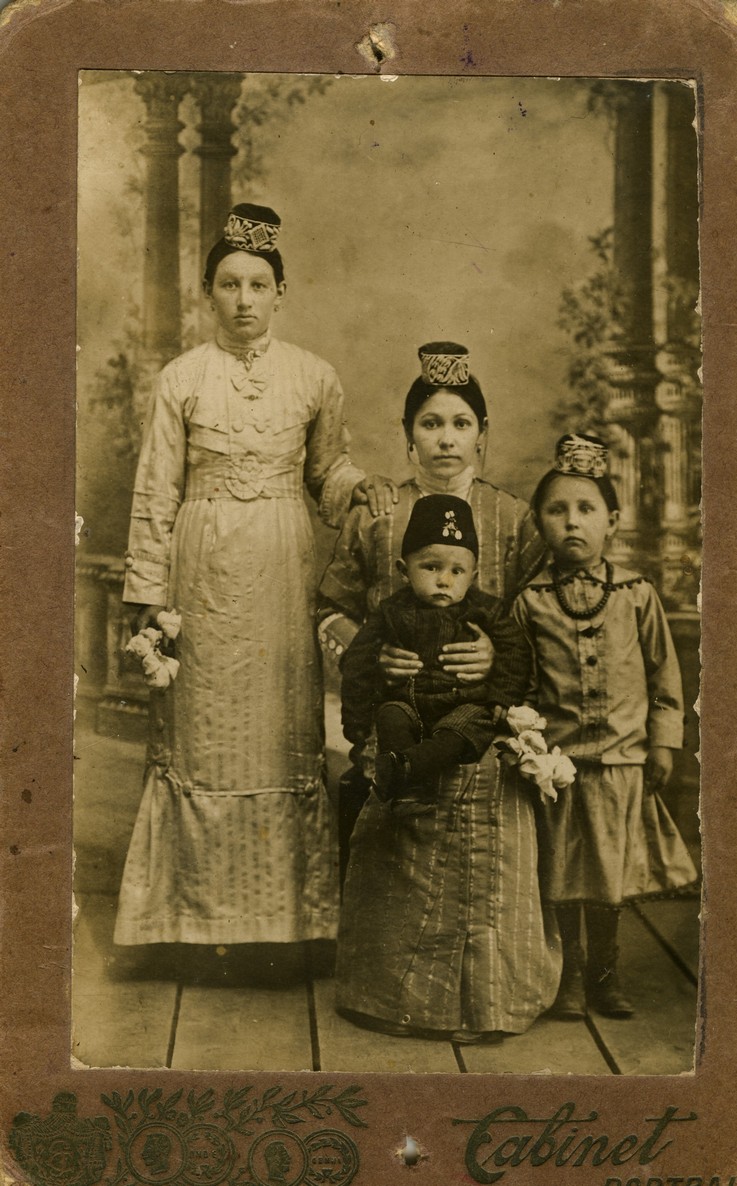 Татарские женщины с детьми из города Троицка