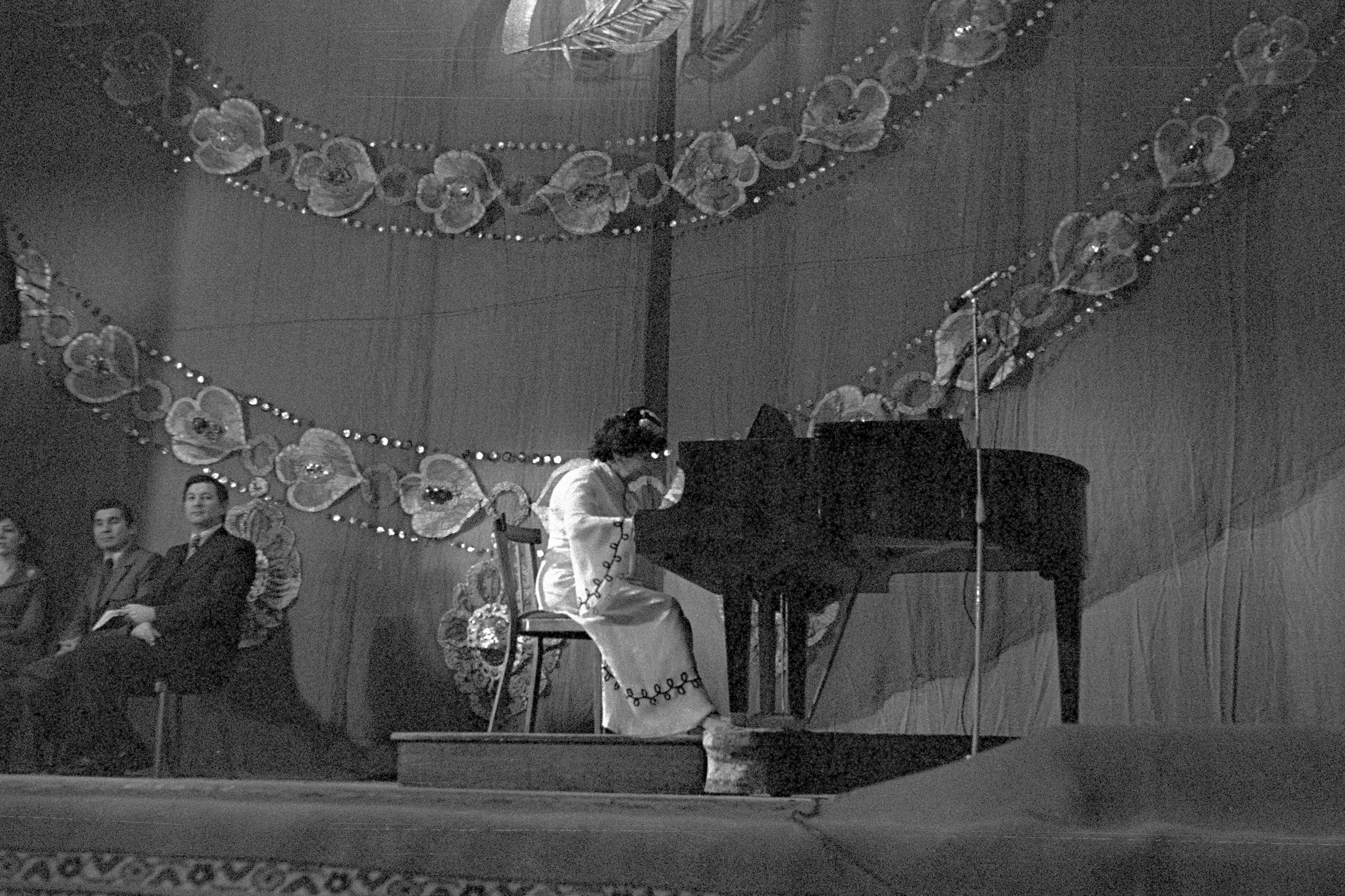 Сара Садыкова играет на рояле