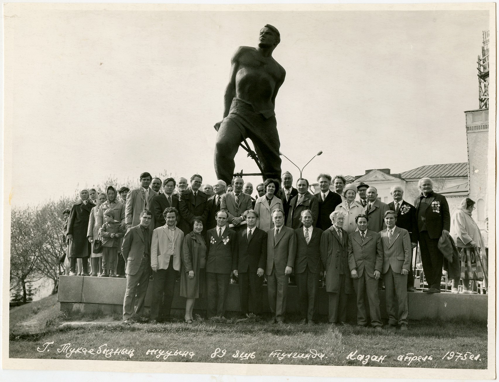 Татарские писатели у памятника Мусе Джалилю