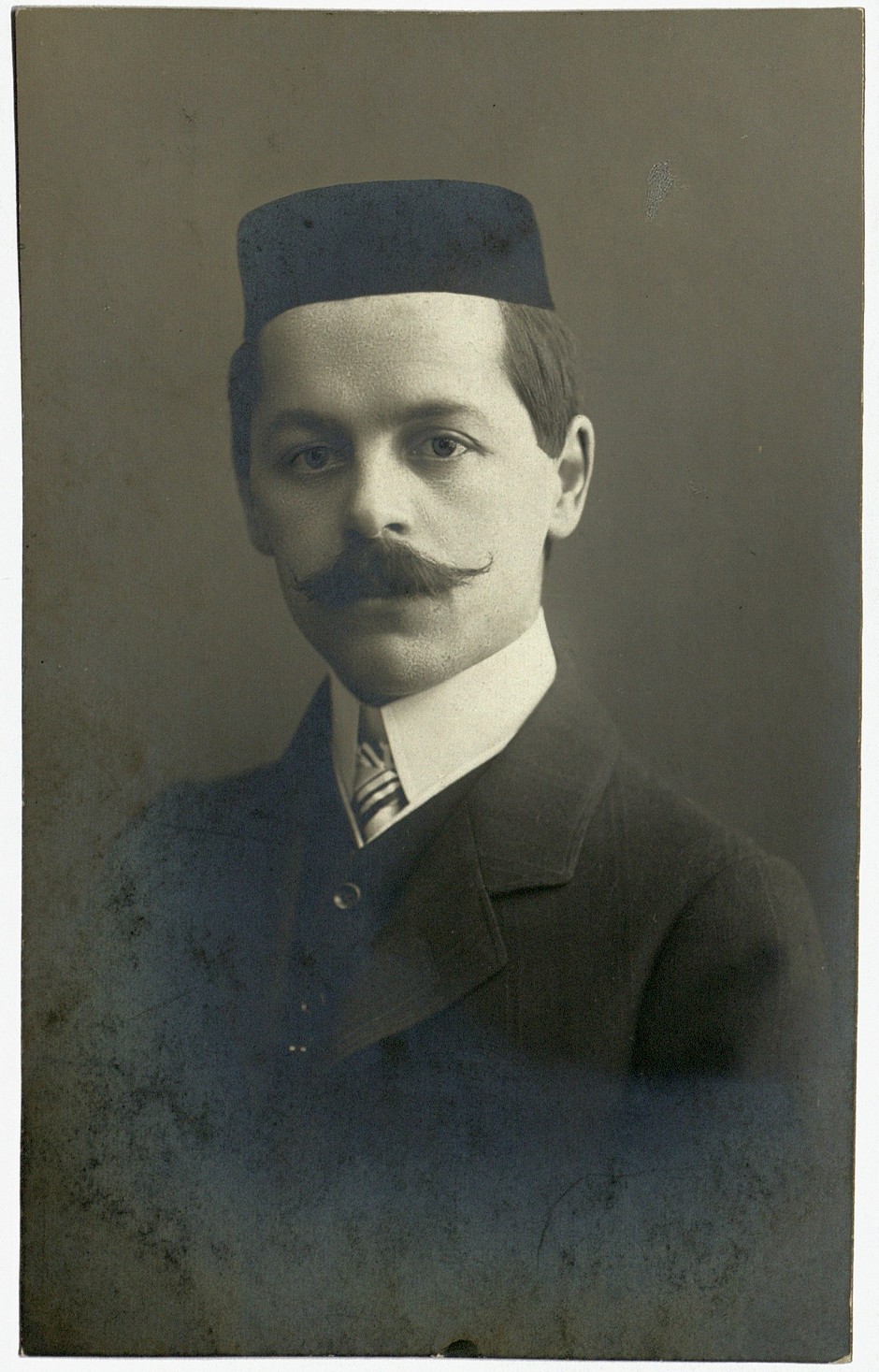 Портрет Ахмедгарея Хасани