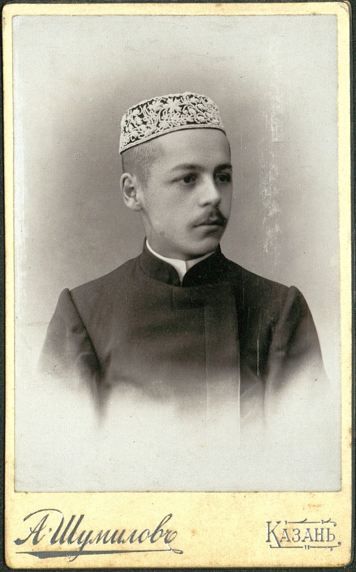 Ахмедгарей Хасани в молодости 