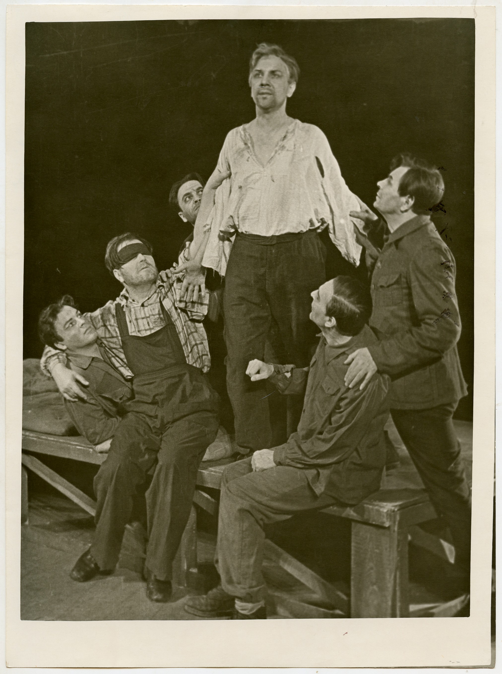 Финальная сцена спектакля "Бессмертная песнь"