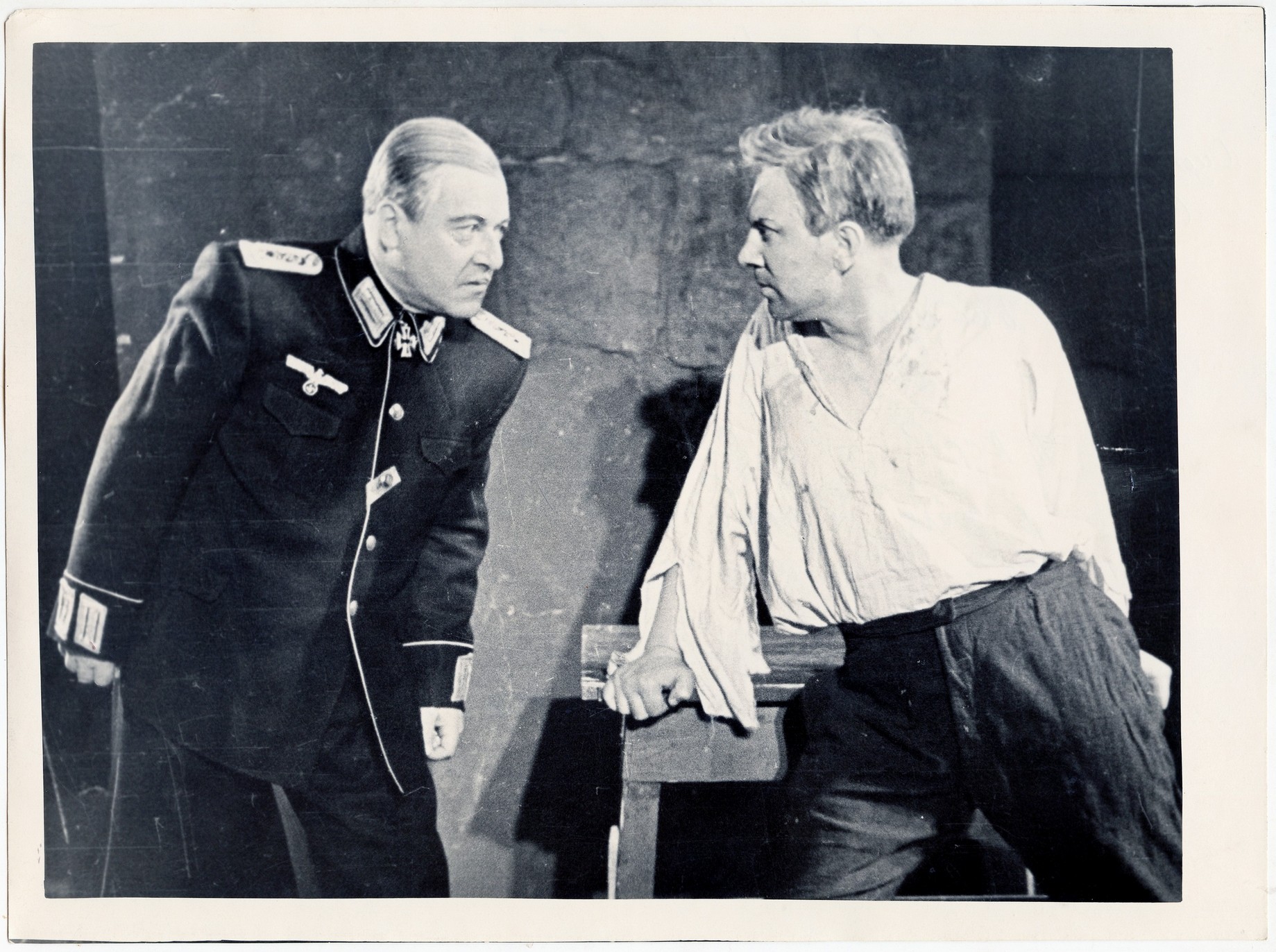 Сцена из спектакля Р. Ишмурата "Бессмертная песнь"