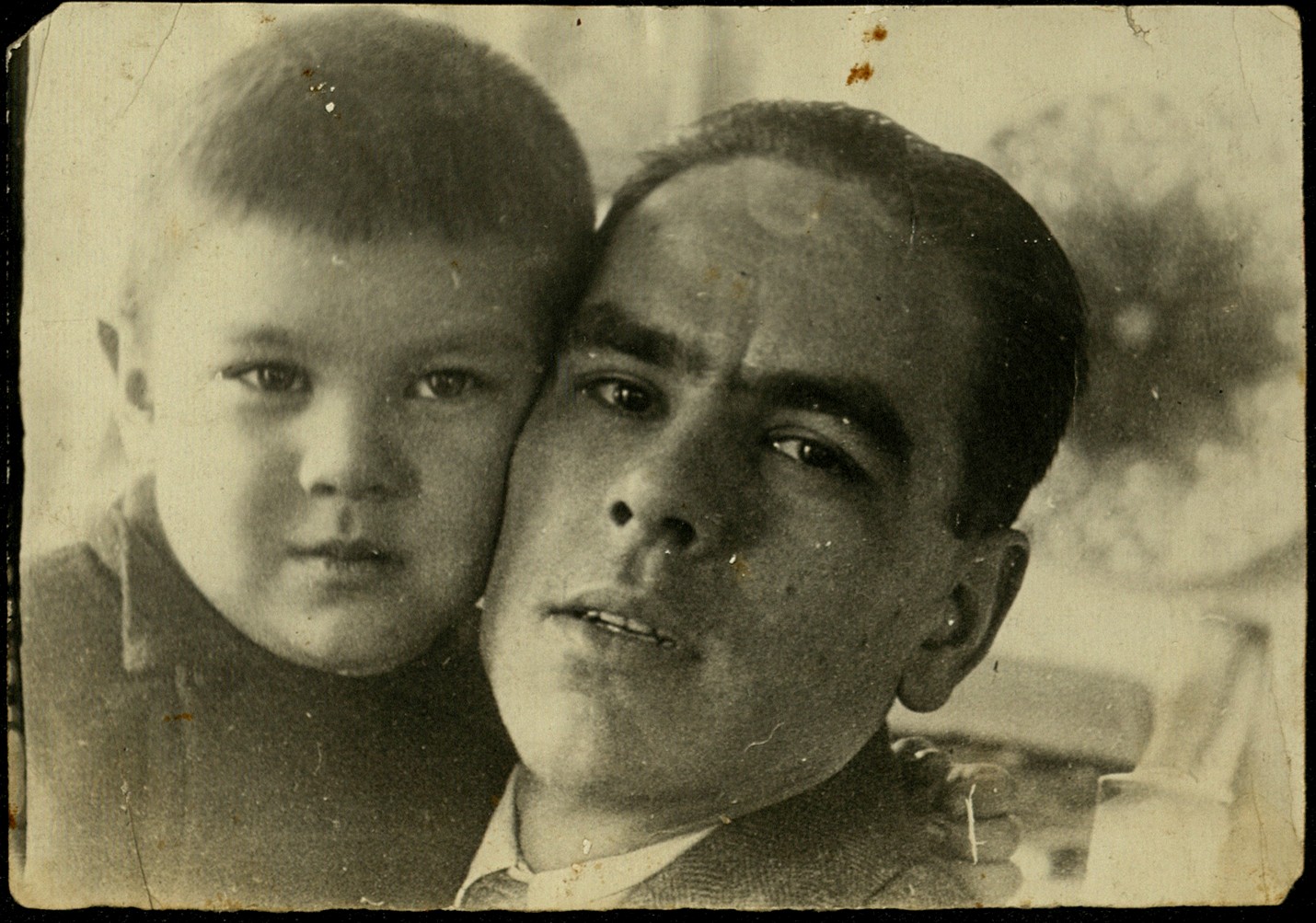 Писатель Ахмет Исхак с сыном (?)