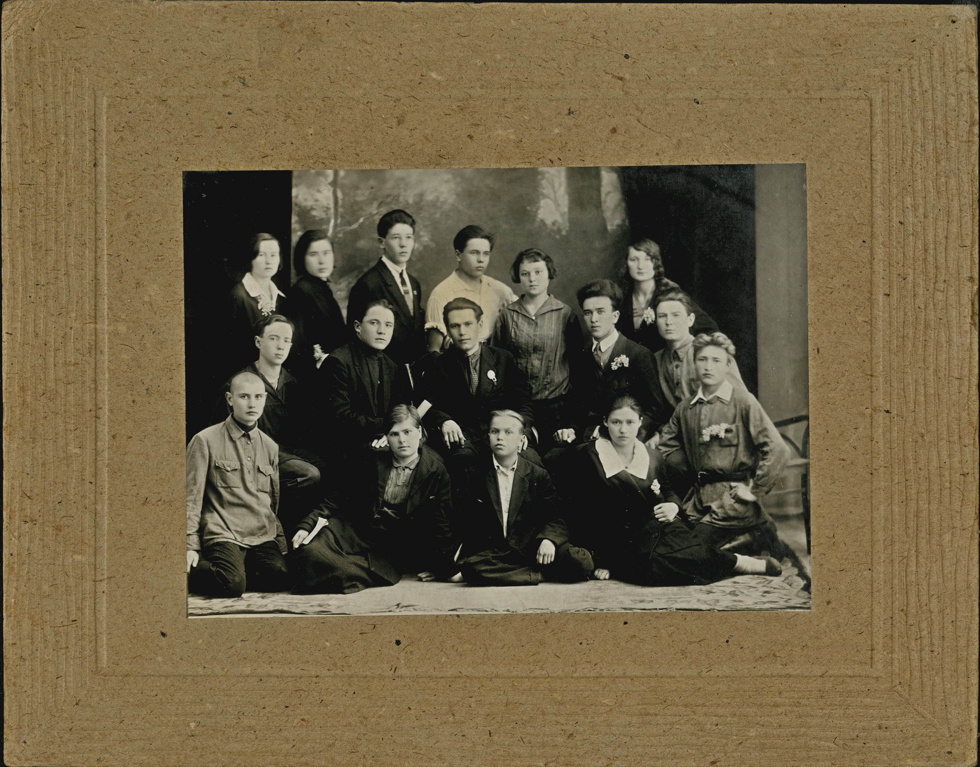 Гази Кашшаф среди членов литературного кружка мехового техникума.