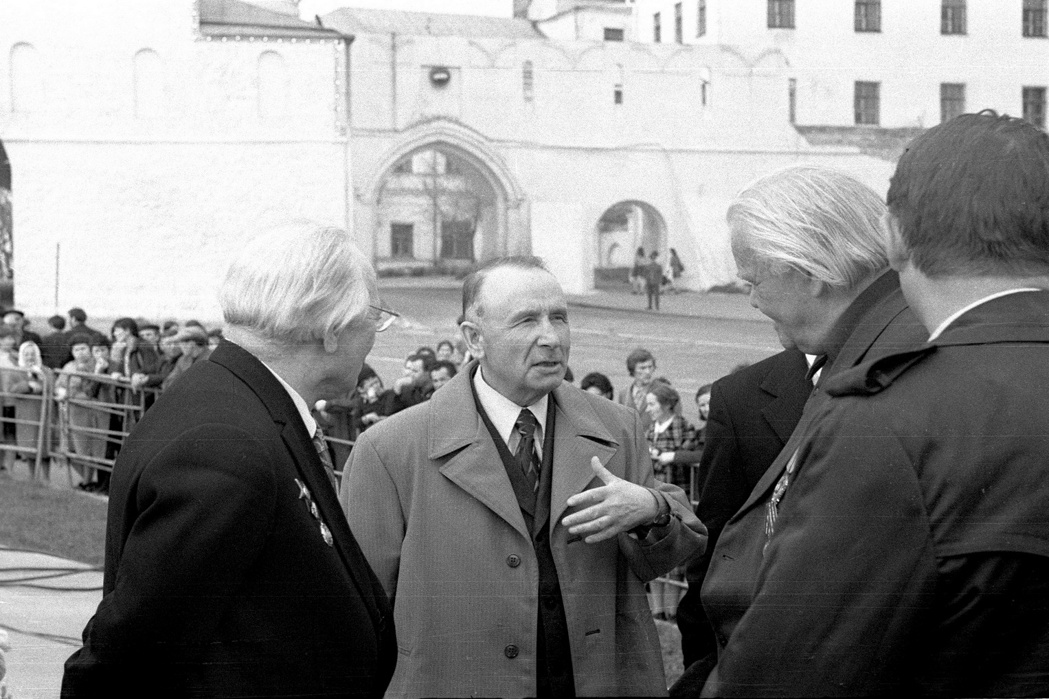 Поэт Сибгат Хаким среди писателей