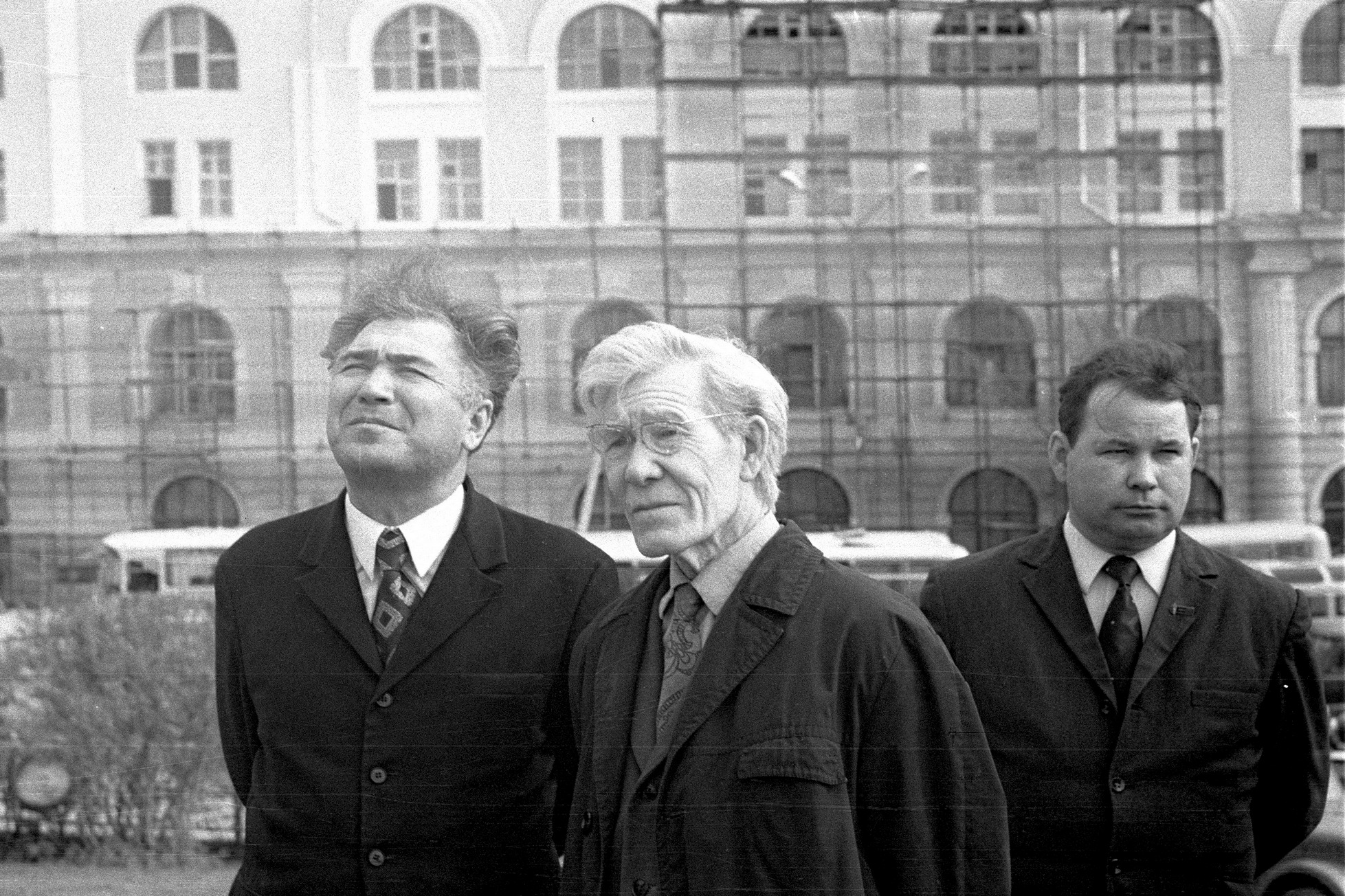 Поэт Хасан Туфан среди писателей у памятника Мусе Джалилю