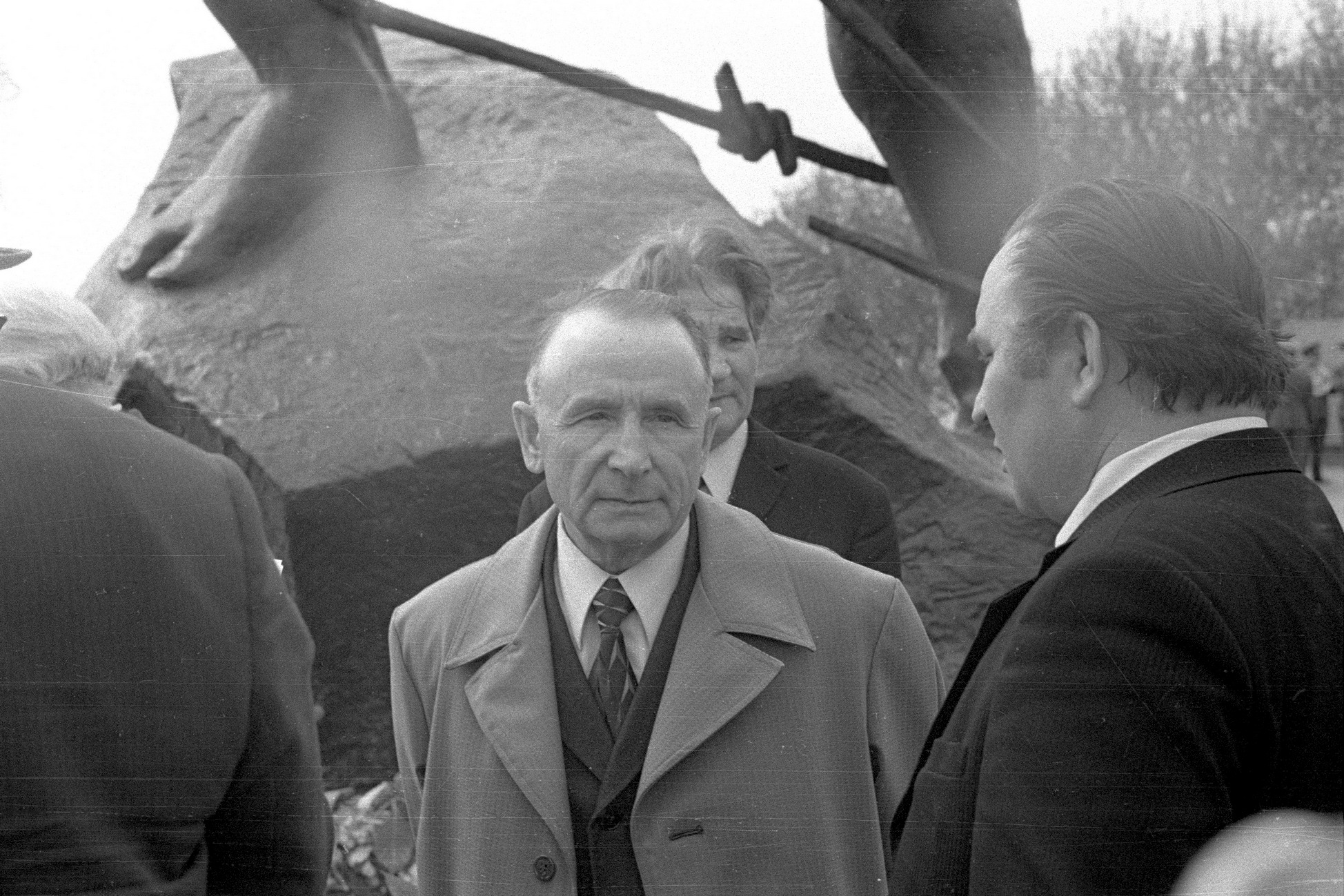 Сибгат Хаким у памятника Мусе Джлилю