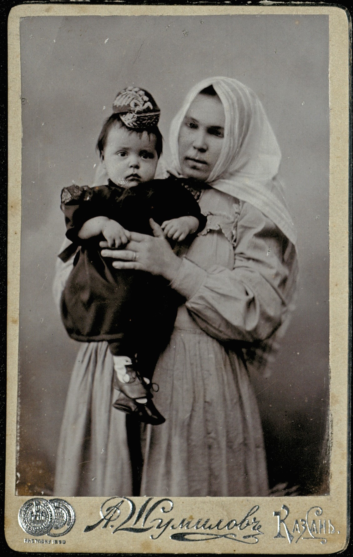 Амина Хасания на руках воспитательницы