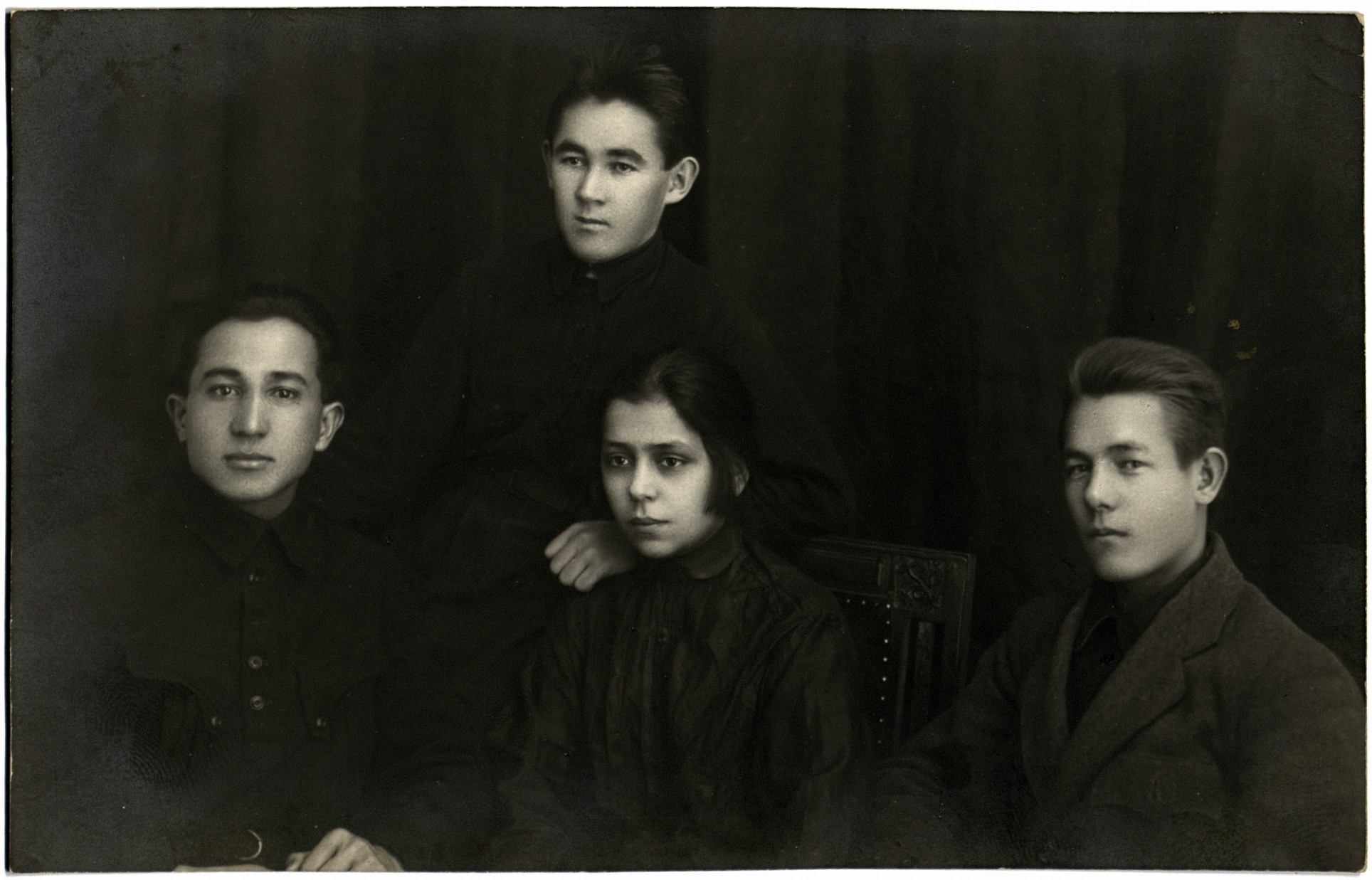 Амина Ахмедгареевна Хасанова с друзьями 