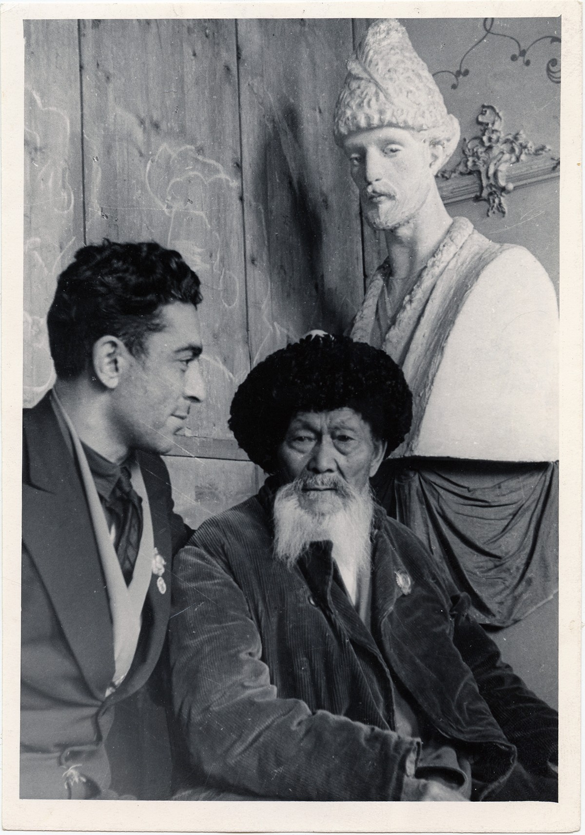 Джамбул Джабаев рядом с бюстом Шота Руставели в мастерской Баки Урманче