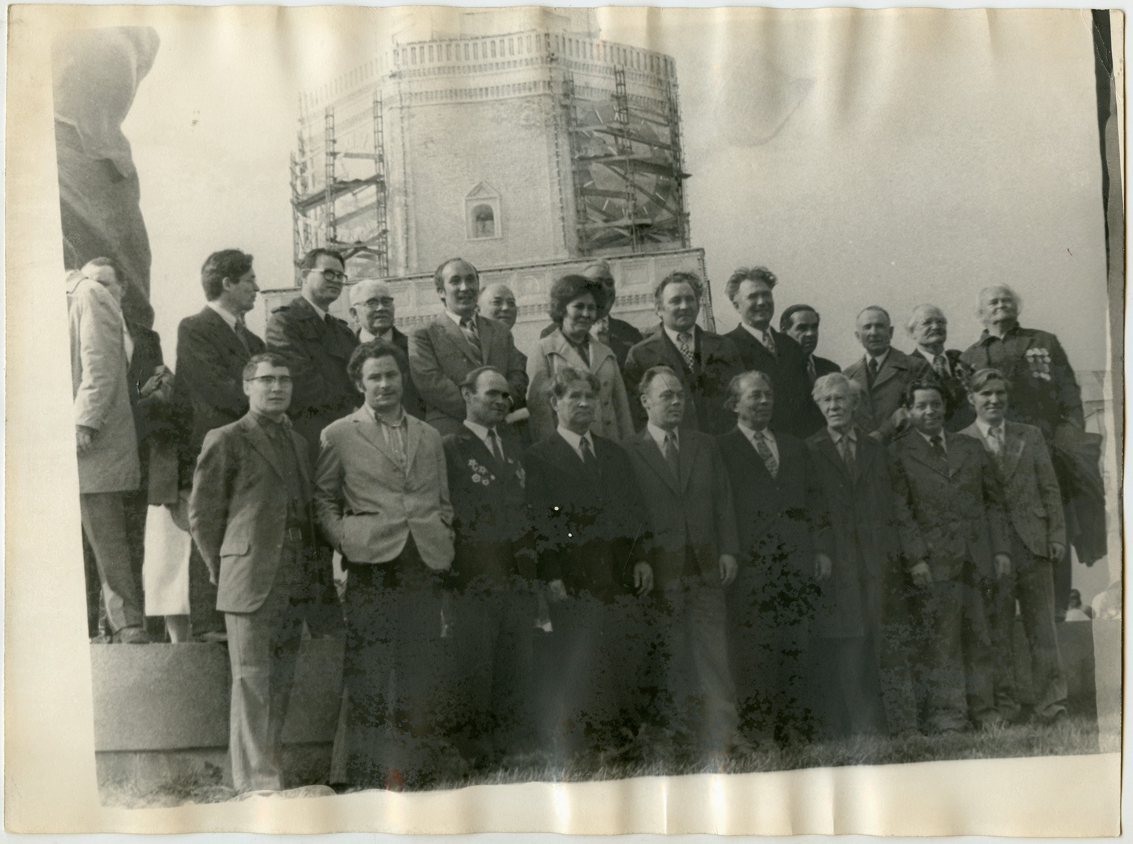 Татарские писатели у Спасской башни Казанского Кремля