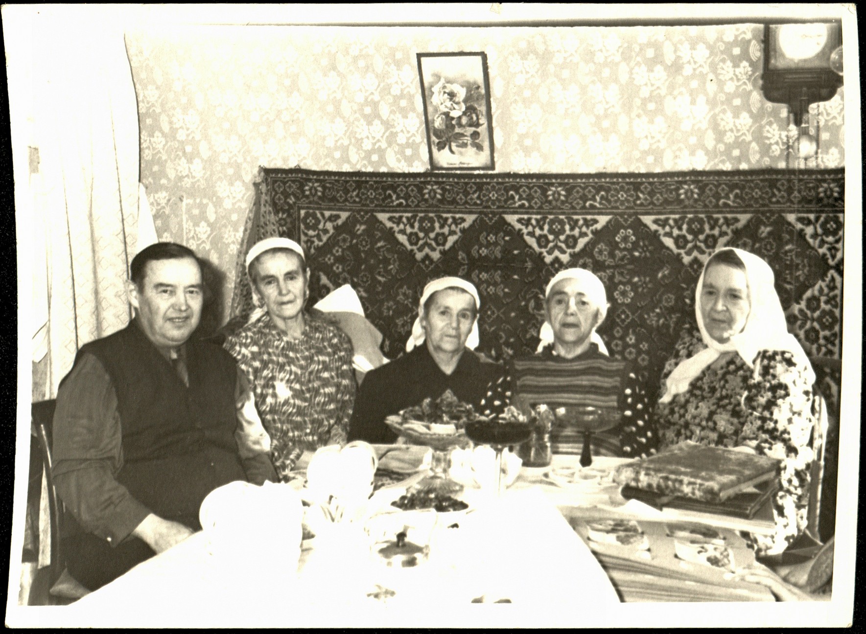 Зайнаб Хасания со своими родными