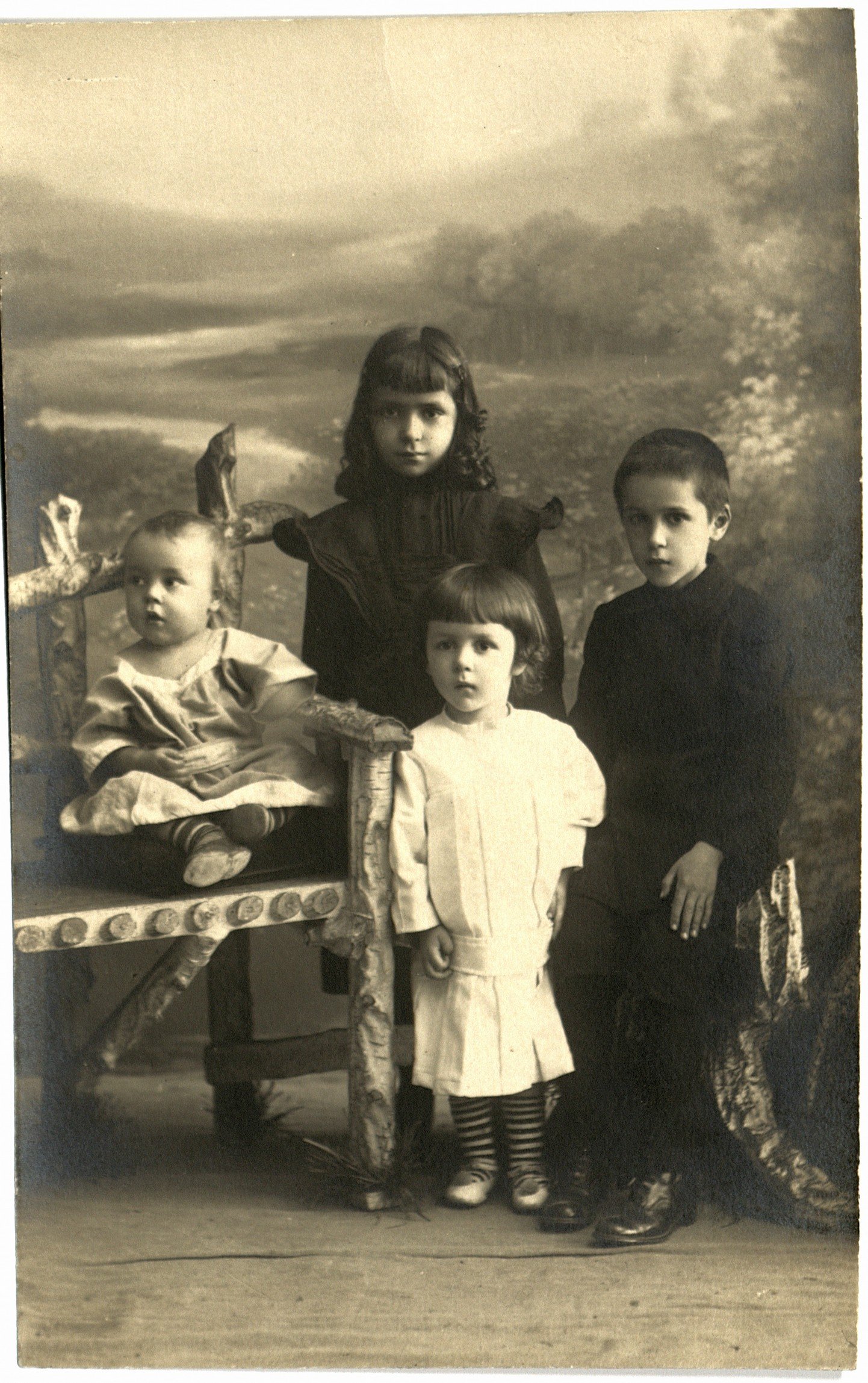 Дети Ахмедггарея Хасани и Зайнаб Хасания. 