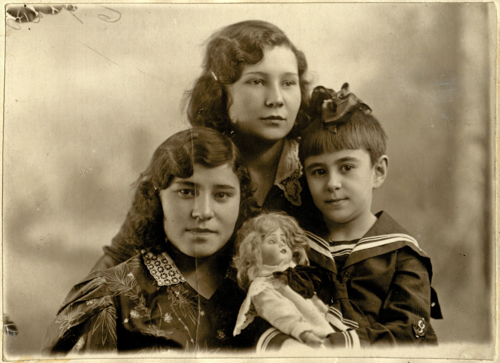 Саима Садыкова (Гафурова), Бика и Роза Хасанова