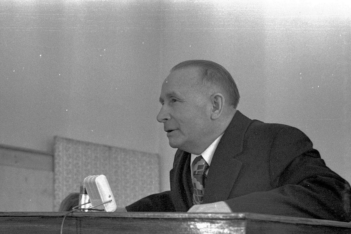 Поэт Сибгат Хаким за трибуной