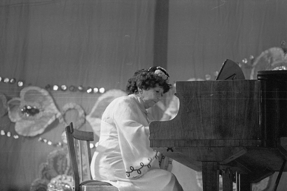 Сара Садыкова за роялем