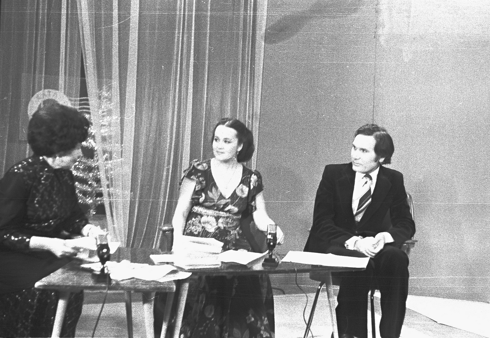 Вафира Гиззатуллина и Ильгам Шакиров во время съемок телепередачи на татарском телевидении