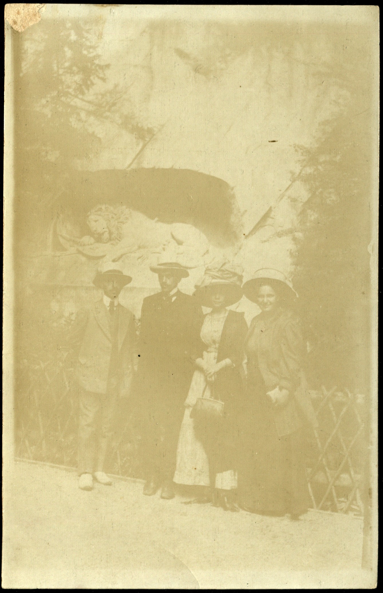 Ахмедгарей Хасани с друзьями