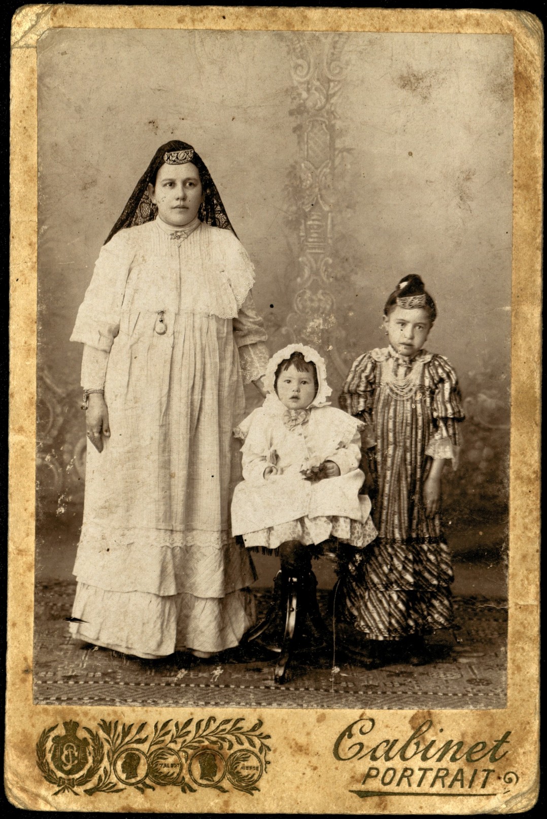 Татарская женщина с детьми