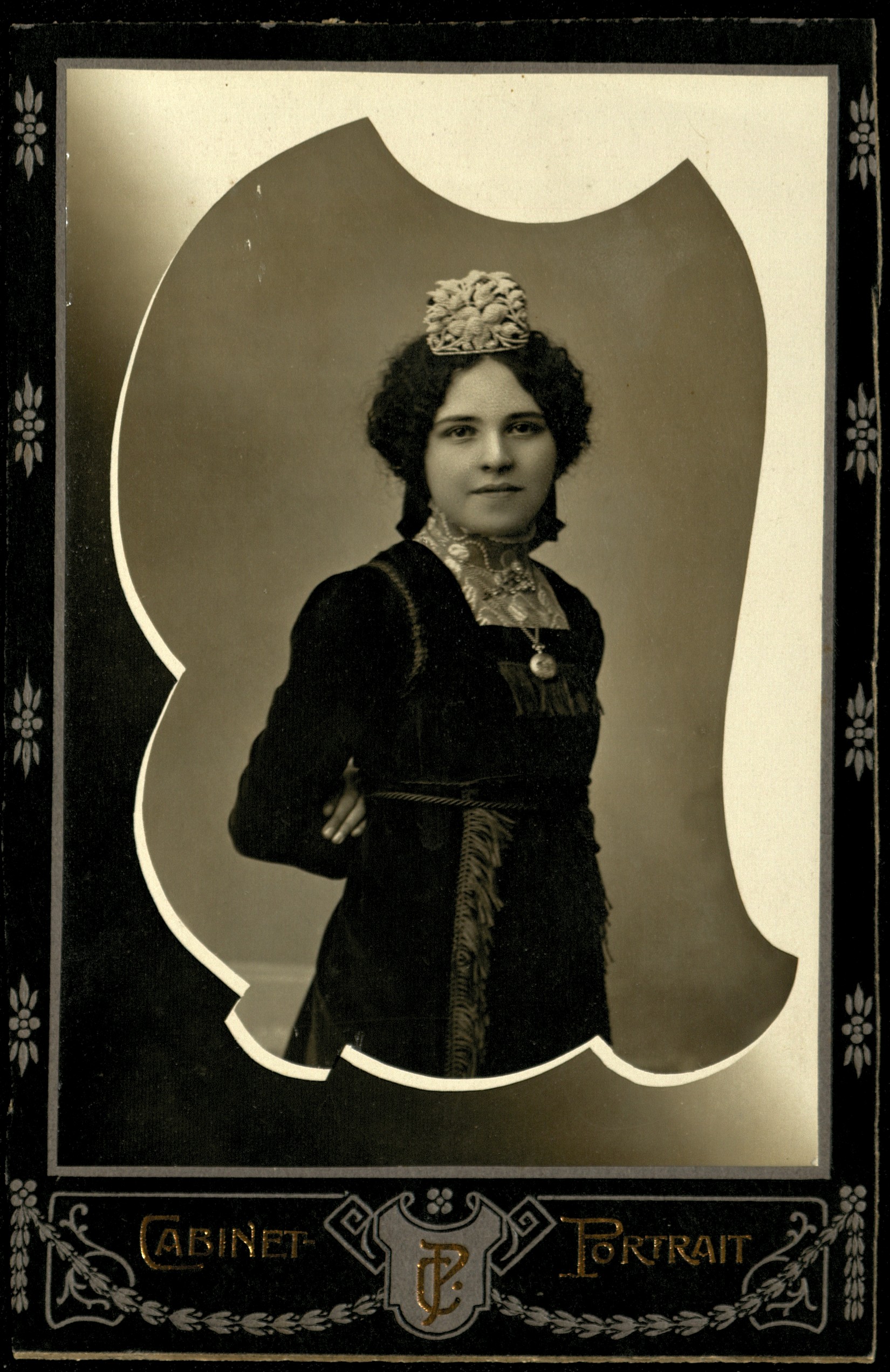 Портрет молодой девушки