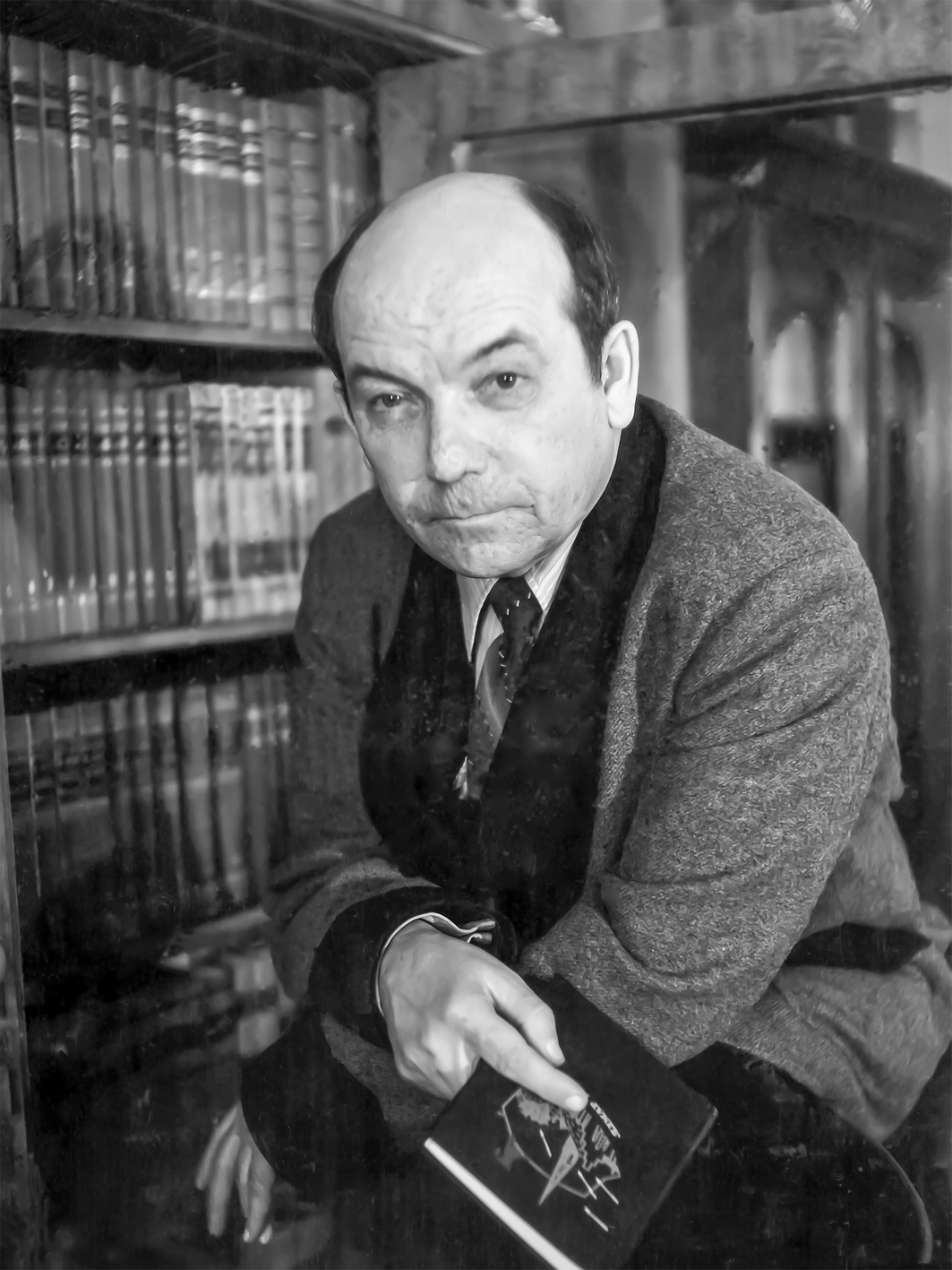 Татарский писатель Гумер Баширов  в рабочем кабинете у книжного шкафа