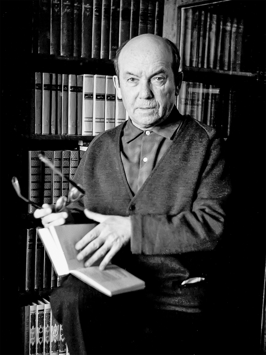 Гумер Баширов в рабочем кабинете у книжного шкафа