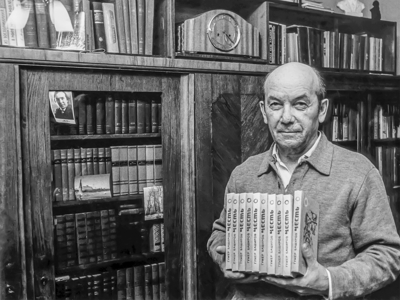 Гумер Баширов с авторскими экземплярами нового издания романа "Честь"