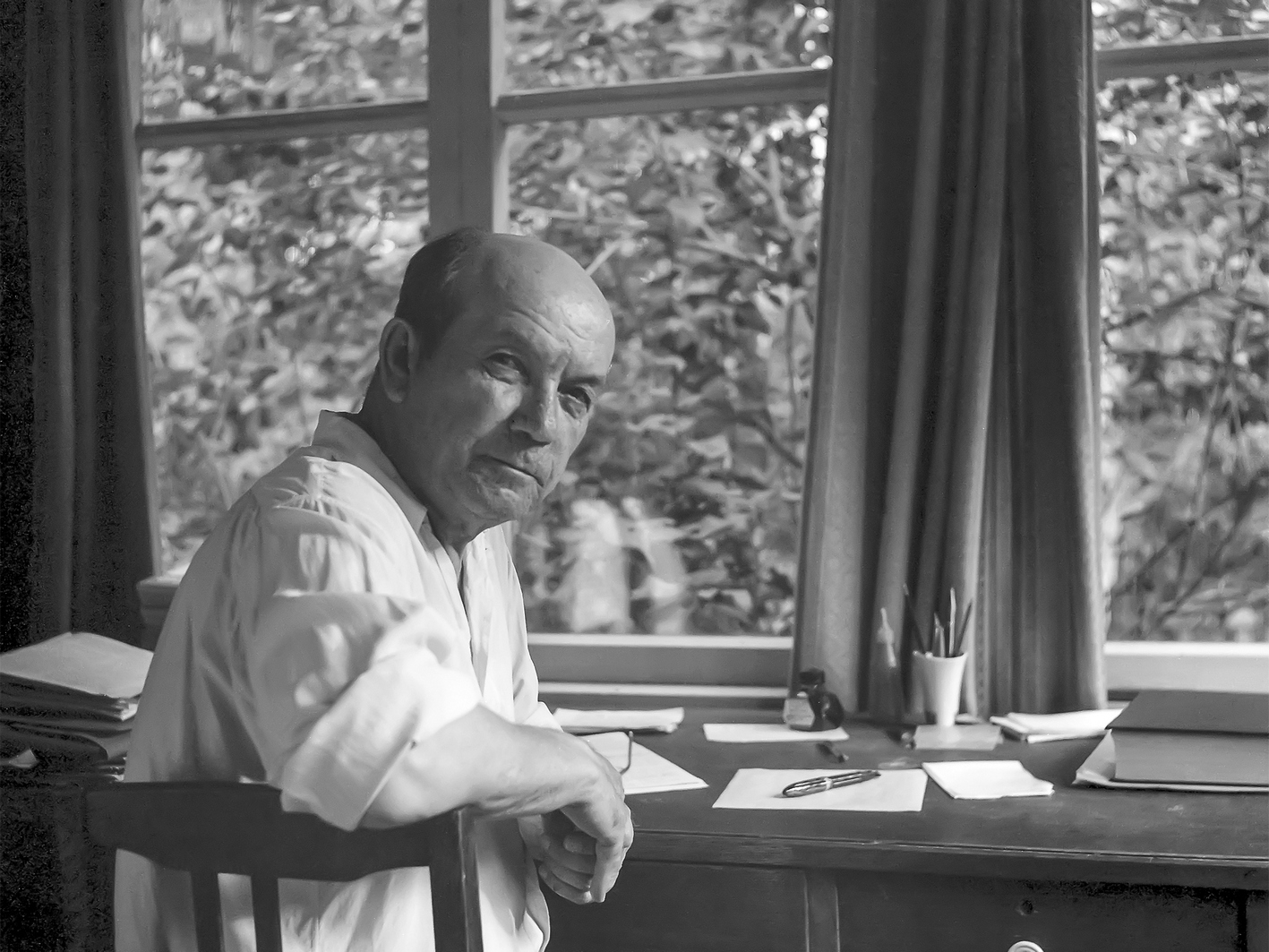 Писатель Г.Баширов на веранде дачи в Лебяжьем. 