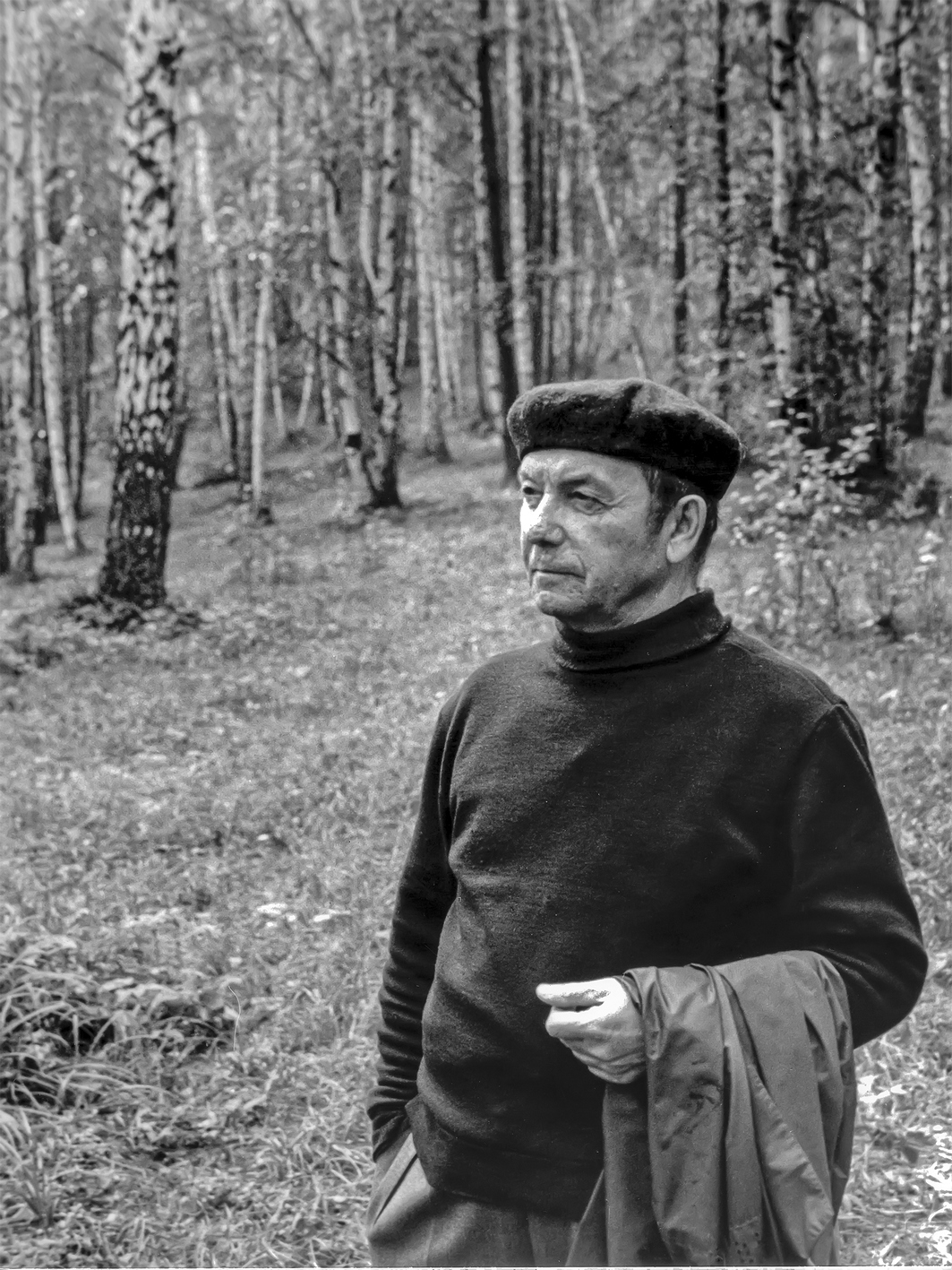 Татарский писатель Гумер Баширов в лесу близ дома творчества "Лебяжье" 