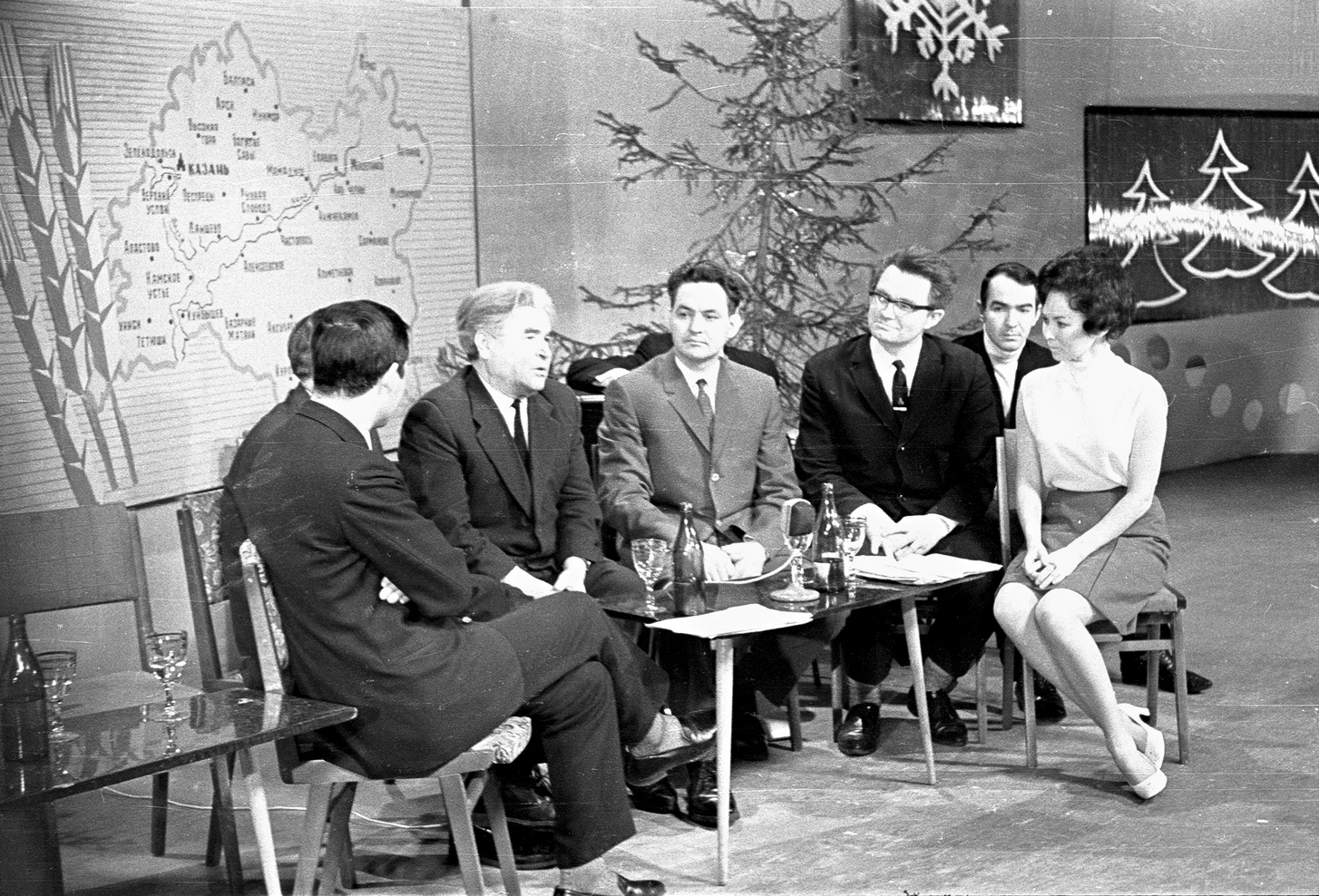 Татарские деятели искусства во время съемки телепередачи на татарском телевидении