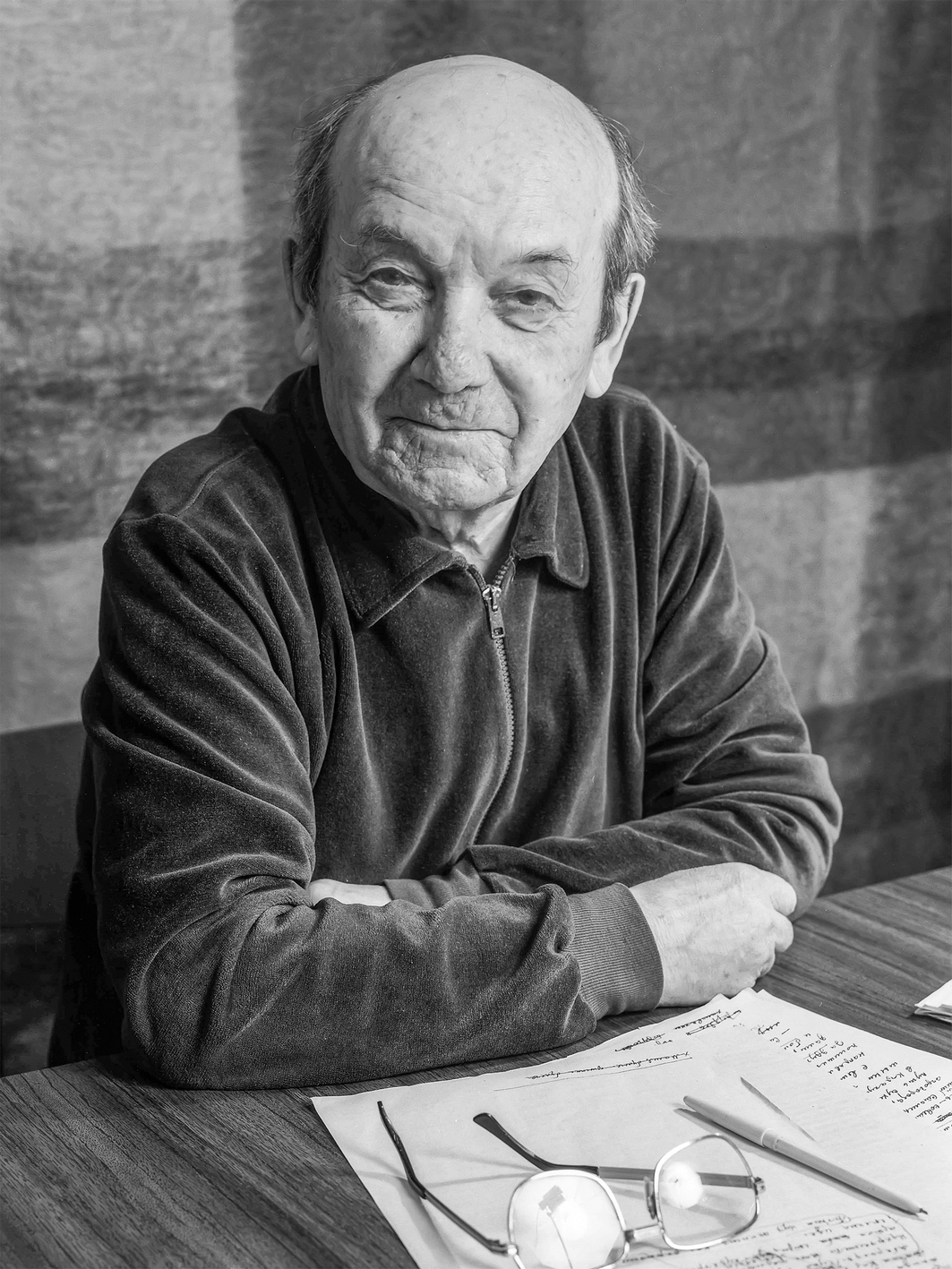 Писатель Гумер Баширов за рабочим столом