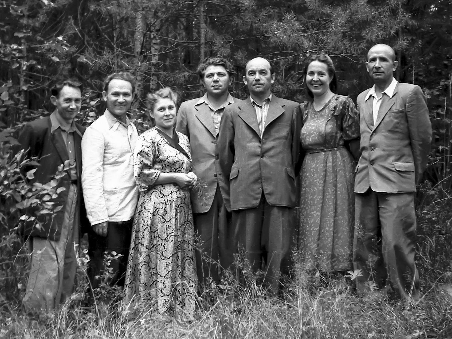 Группа татарских писателей в лесу