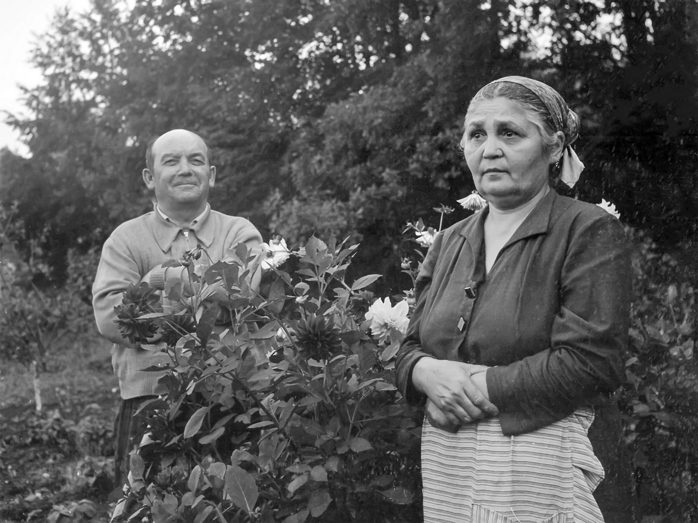 Гумер Баширов с женой Каримой на даче 